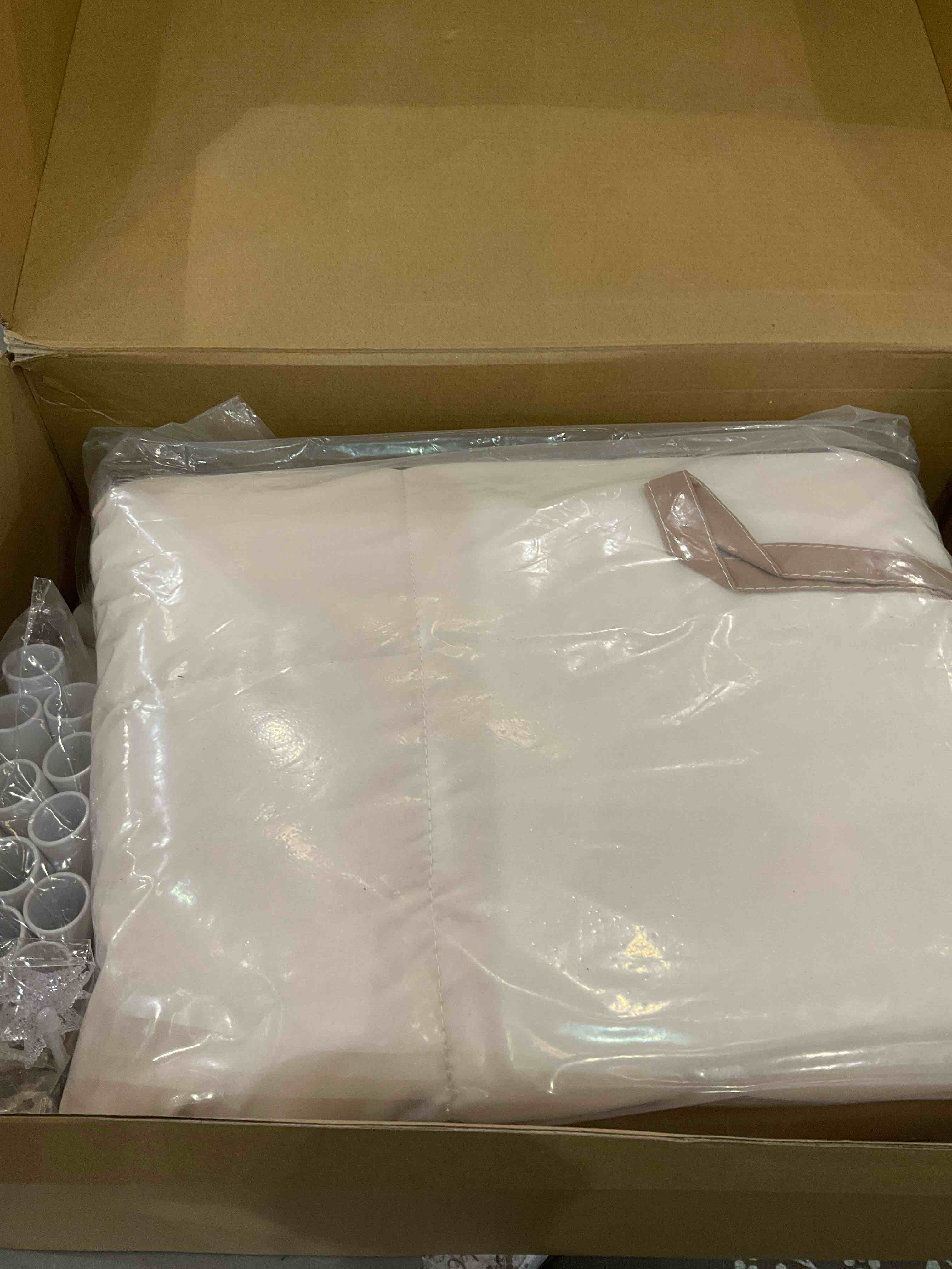 https://s3.amazonaws.com/lotting-images-prod/bidfta/EXS00727218_1703779493750.jpeg