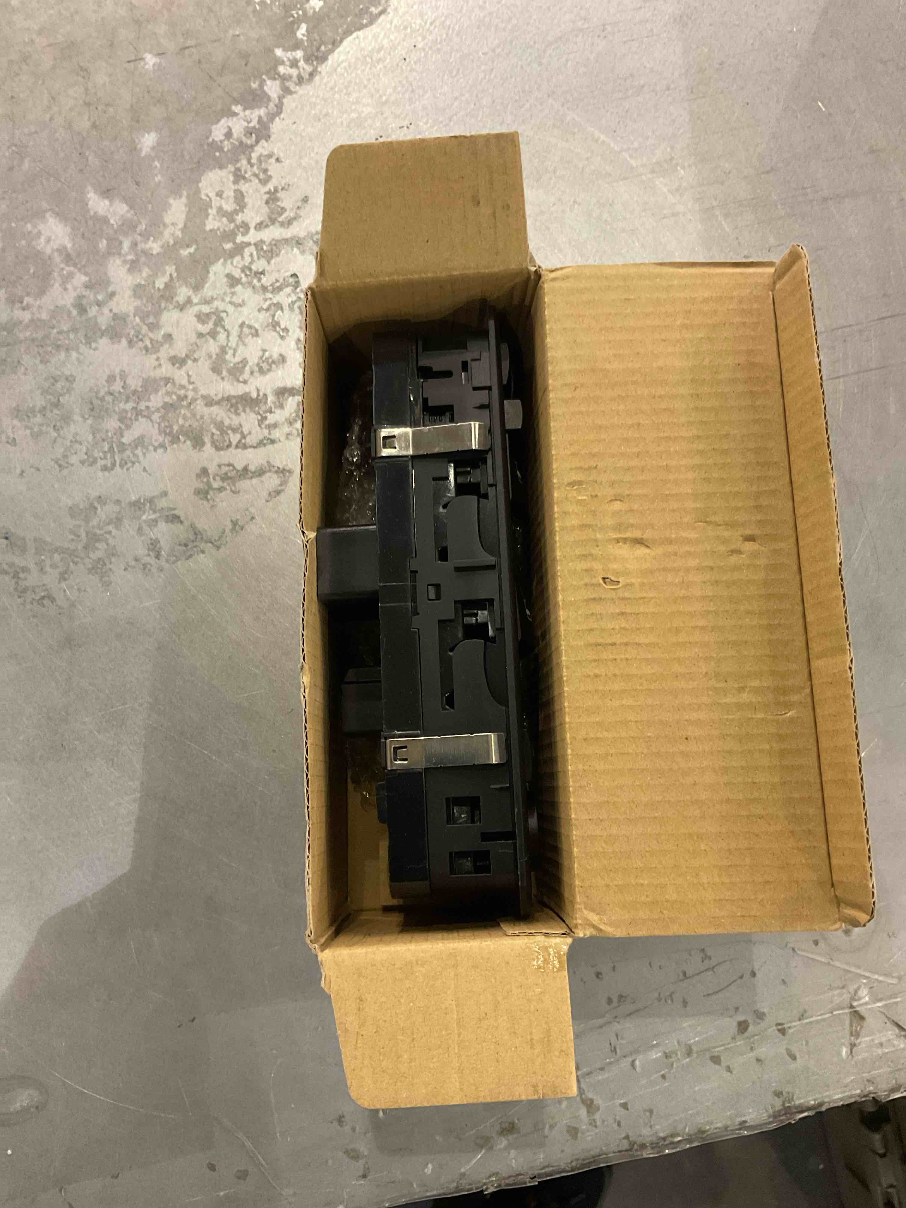 https://s3.amazonaws.com/lotting-images-prod/bidfta/EXS00730507_1702993752640.jpeg