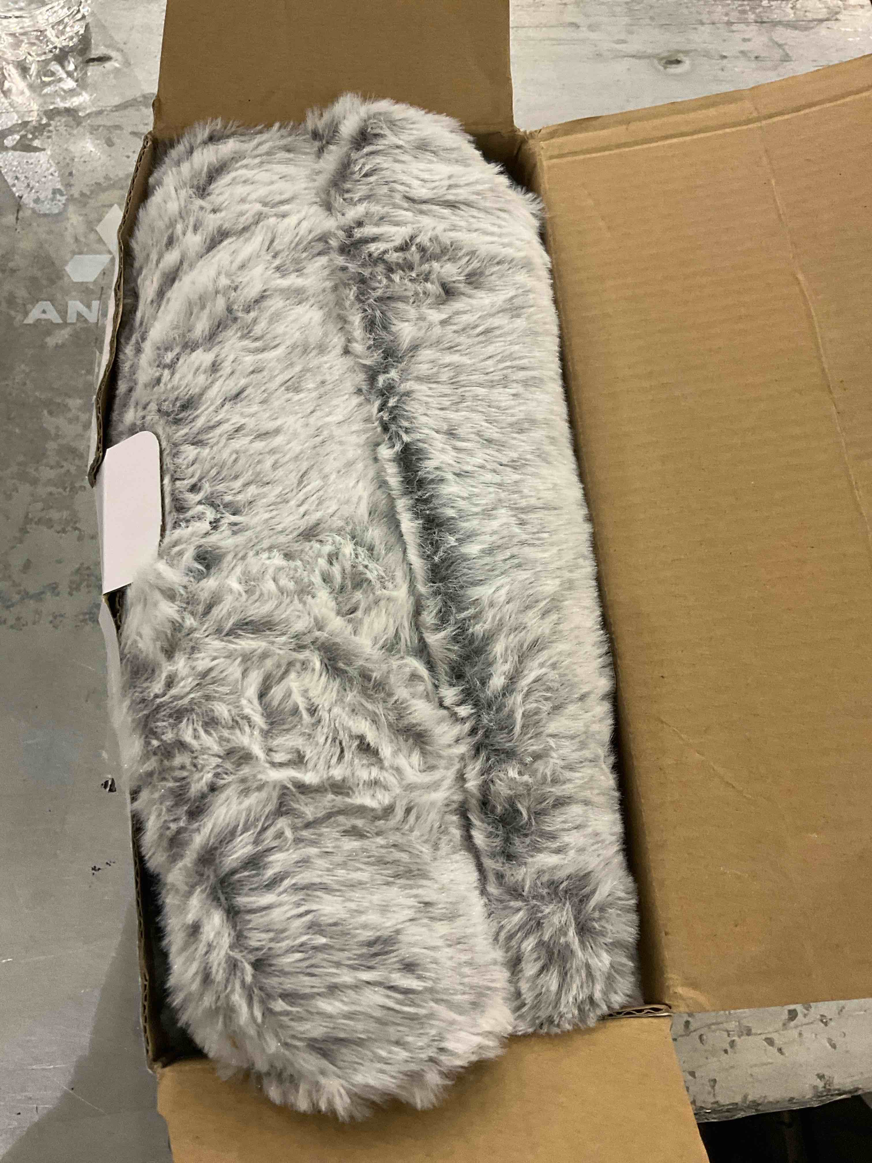 https://s3.amazonaws.com/lotting-images-prod/bidfta/EXS00730827_1703692714309.jpeg