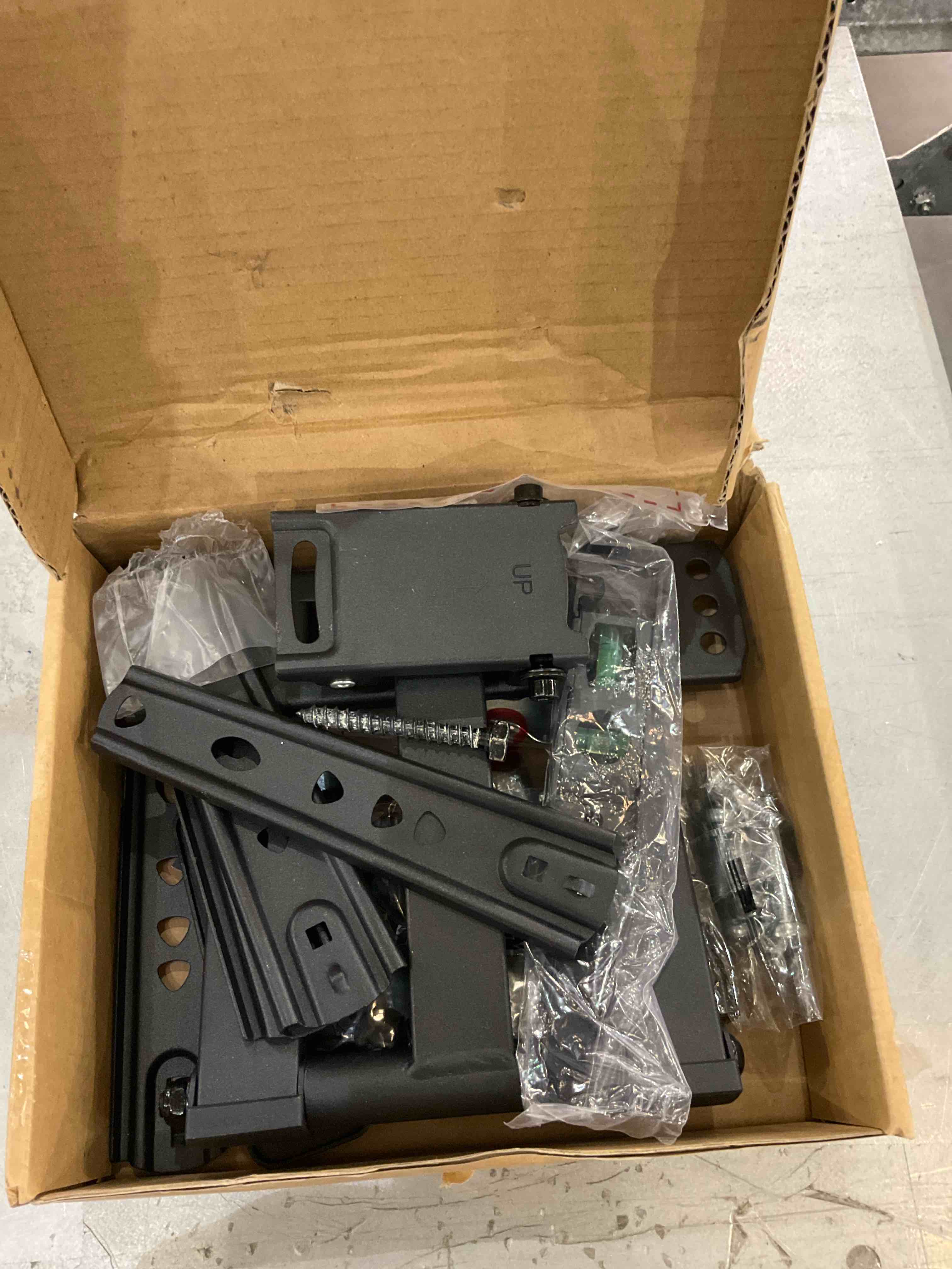https://s3.amazonaws.com/lotting-images-prod/bidfta/EXS00730828_1703692804322.jpeg
