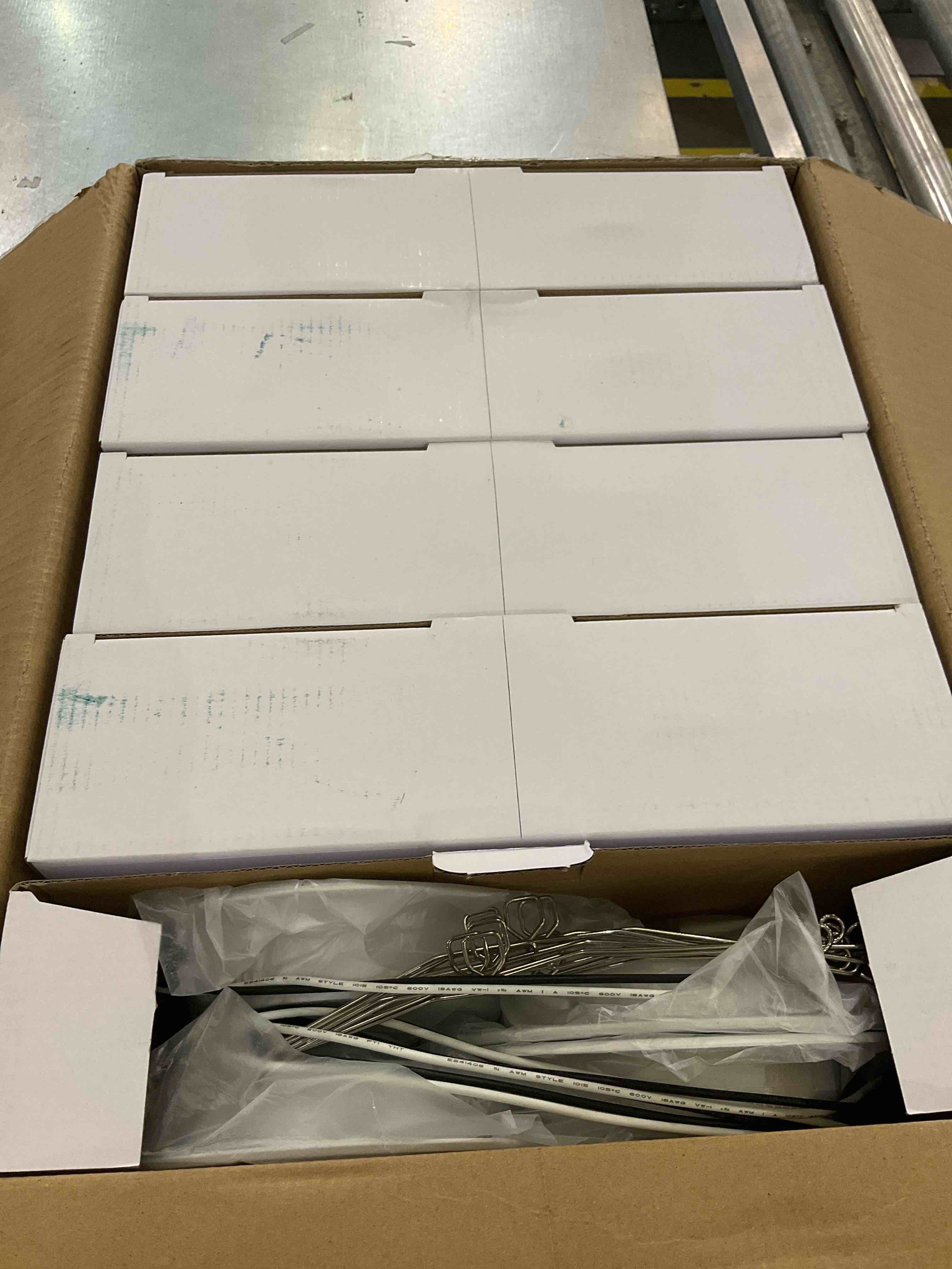 https://s3.amazonaws.com/lotting-images-prod/bidfta/EXS00730862_1703700168465.jpeg