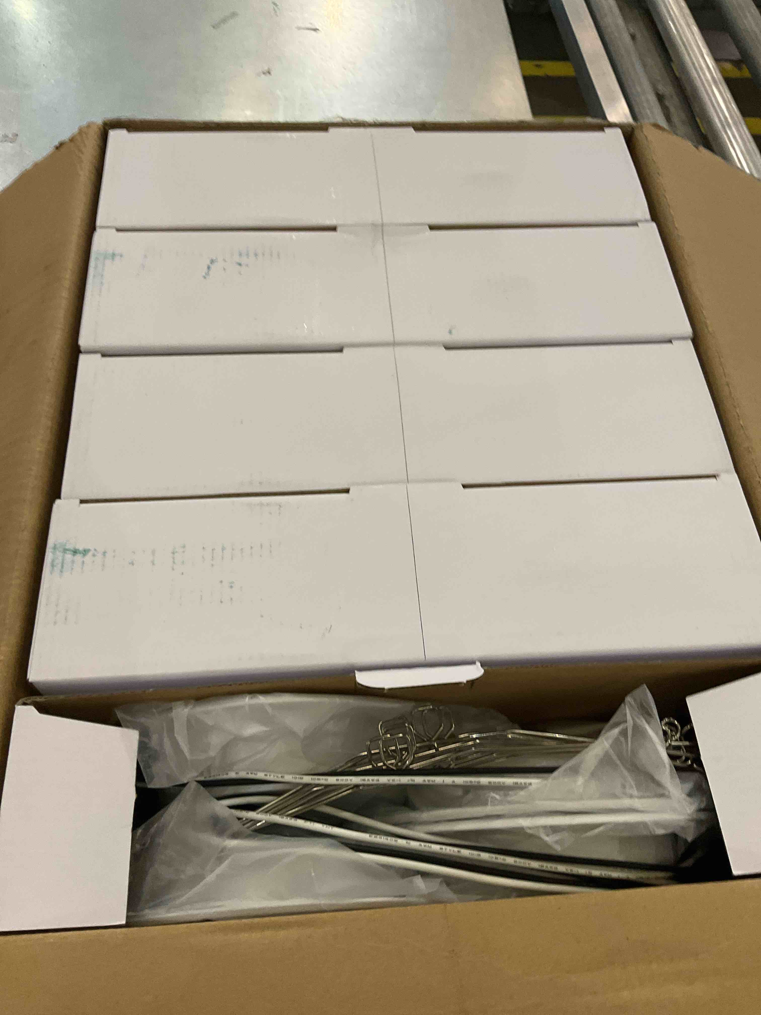 https://s3.amazonaws.com/lotting-images-prod/bidfta/EXS00730862_1703700169725.jpeg