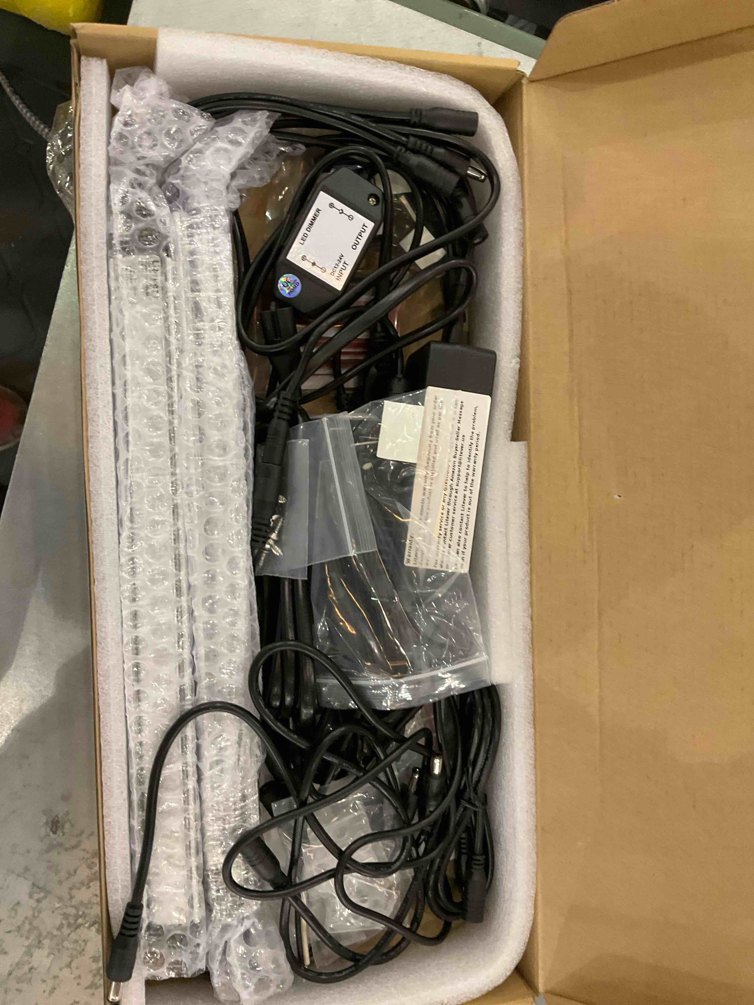 https://s3.amazonaws.com/lotting-images-prod/bidfta/EXS00731693_1702665128653.jpeg