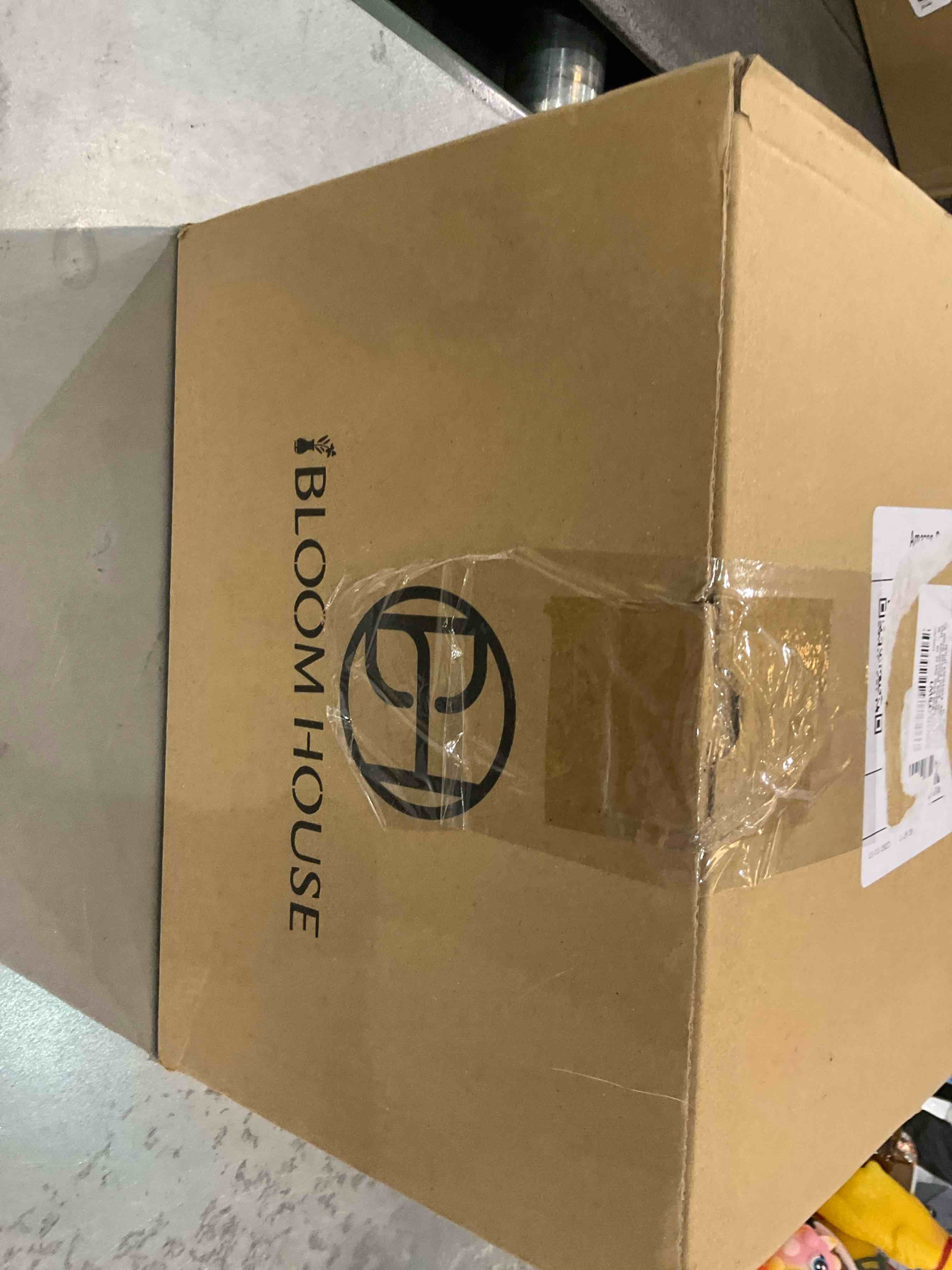 https://s3.amazonaws.com/lotting-images-prod/bidfta/EXS00731842_1702918410543.jpeg