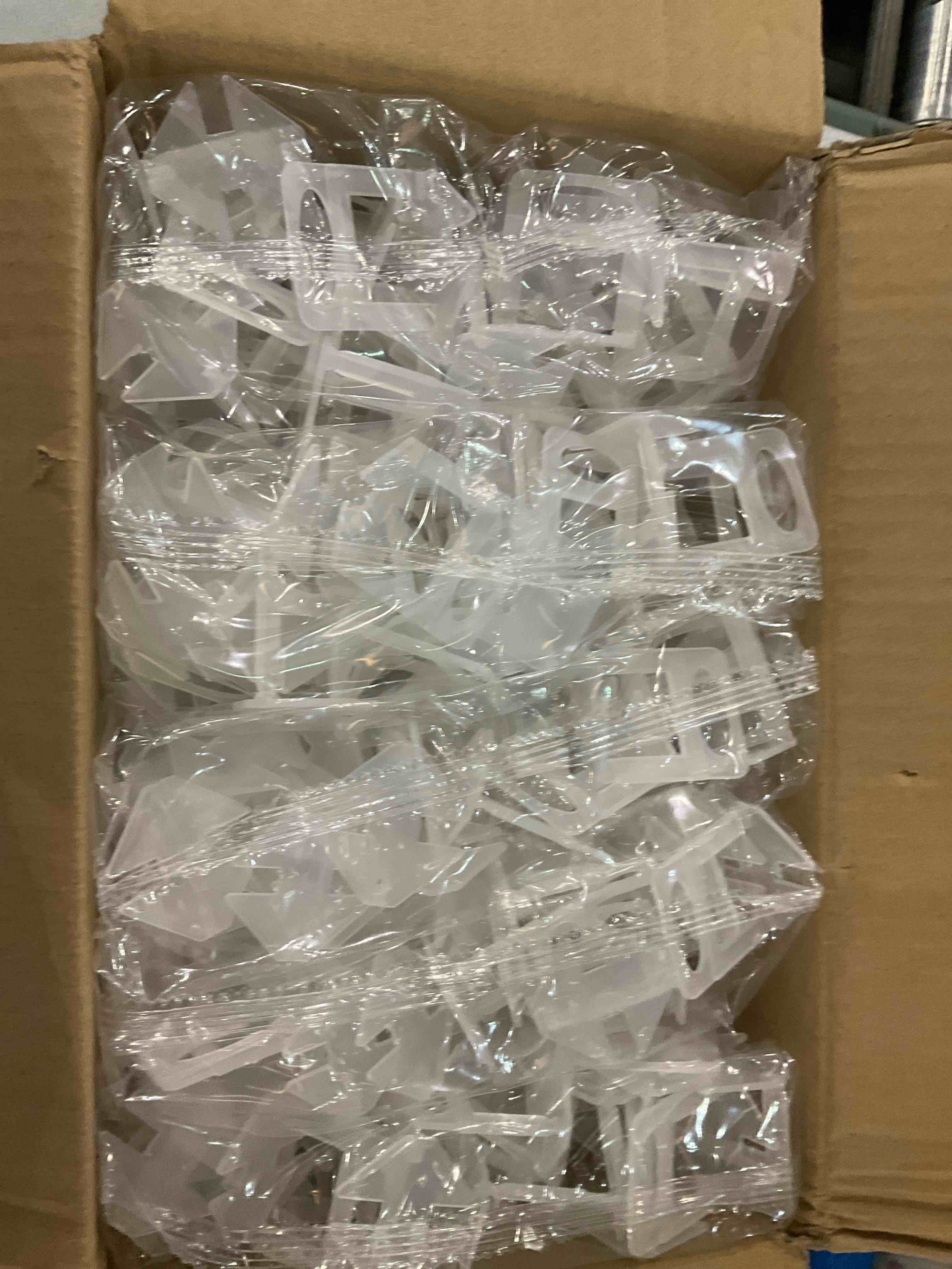 https://s3.amazonaws.com/lotting-images-prod/bidfta/EXS00731917_1702998684287.jpeg