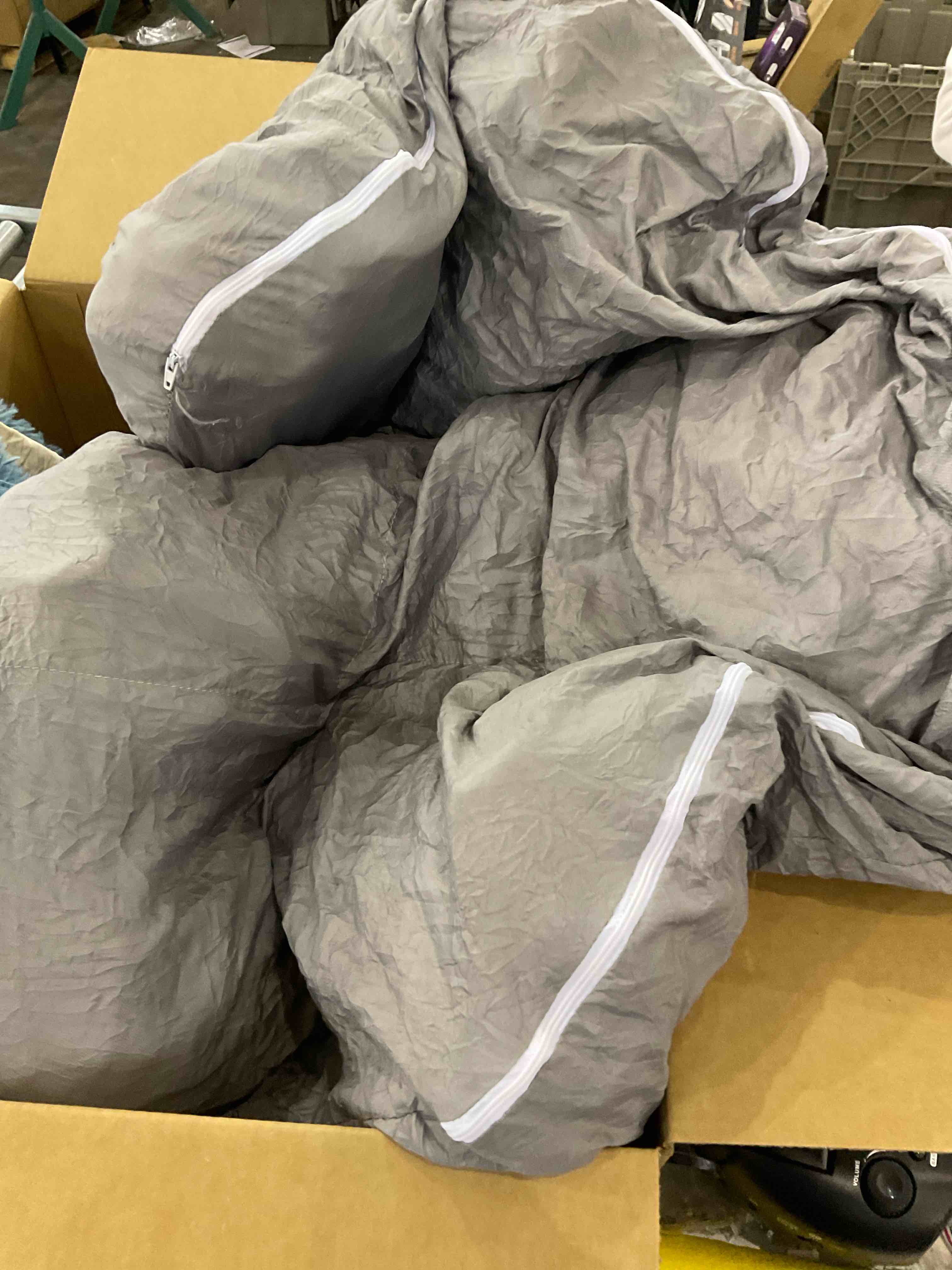 https://s3.amazonaws.com/lotting-images-prod/bidfta/EXS00734076_1702564112872.jpeg