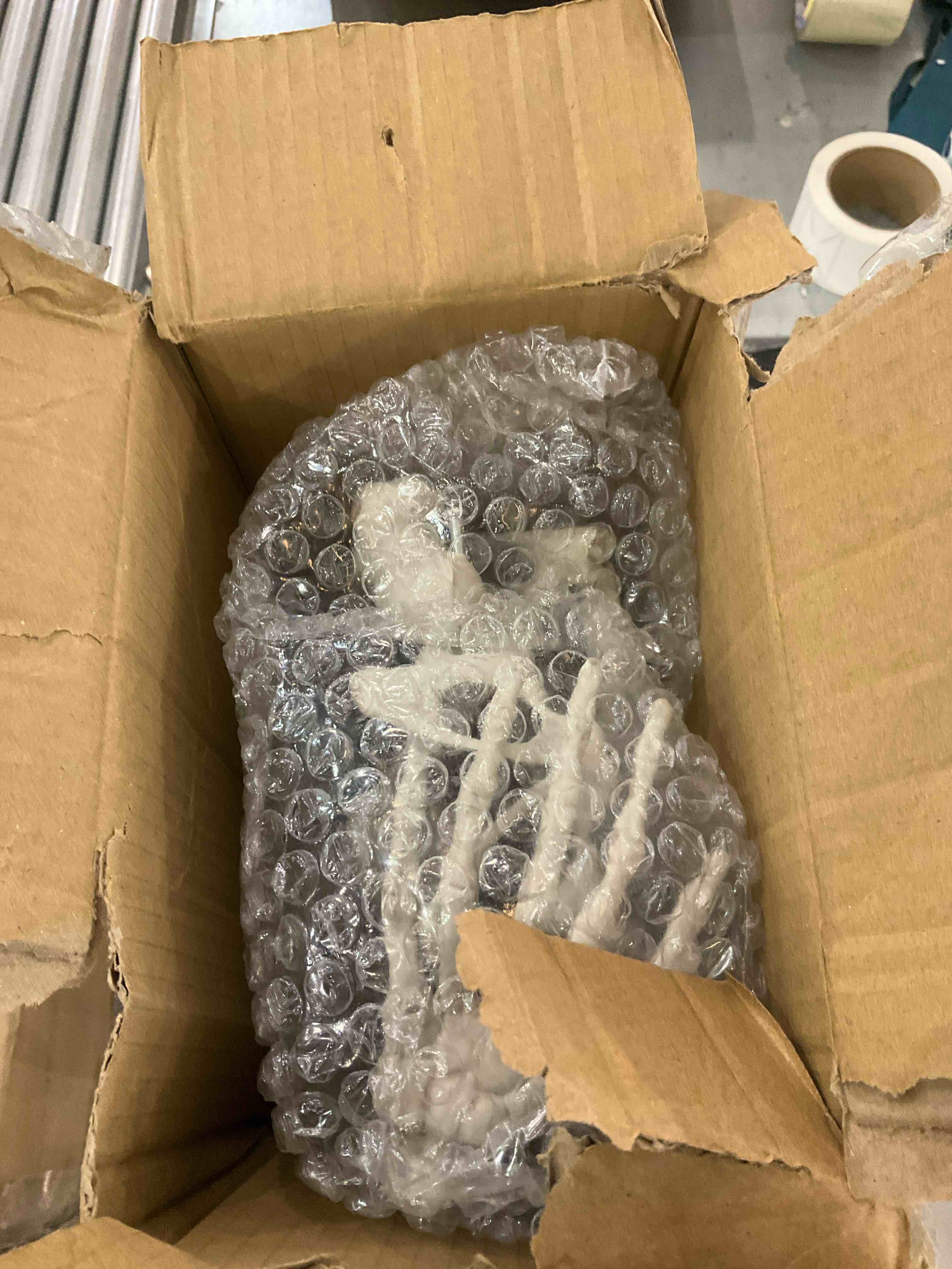 https://s3.amazonaws.com/lotting-images-prod/bidfta/EXS00736460_1702053041654.jpeg