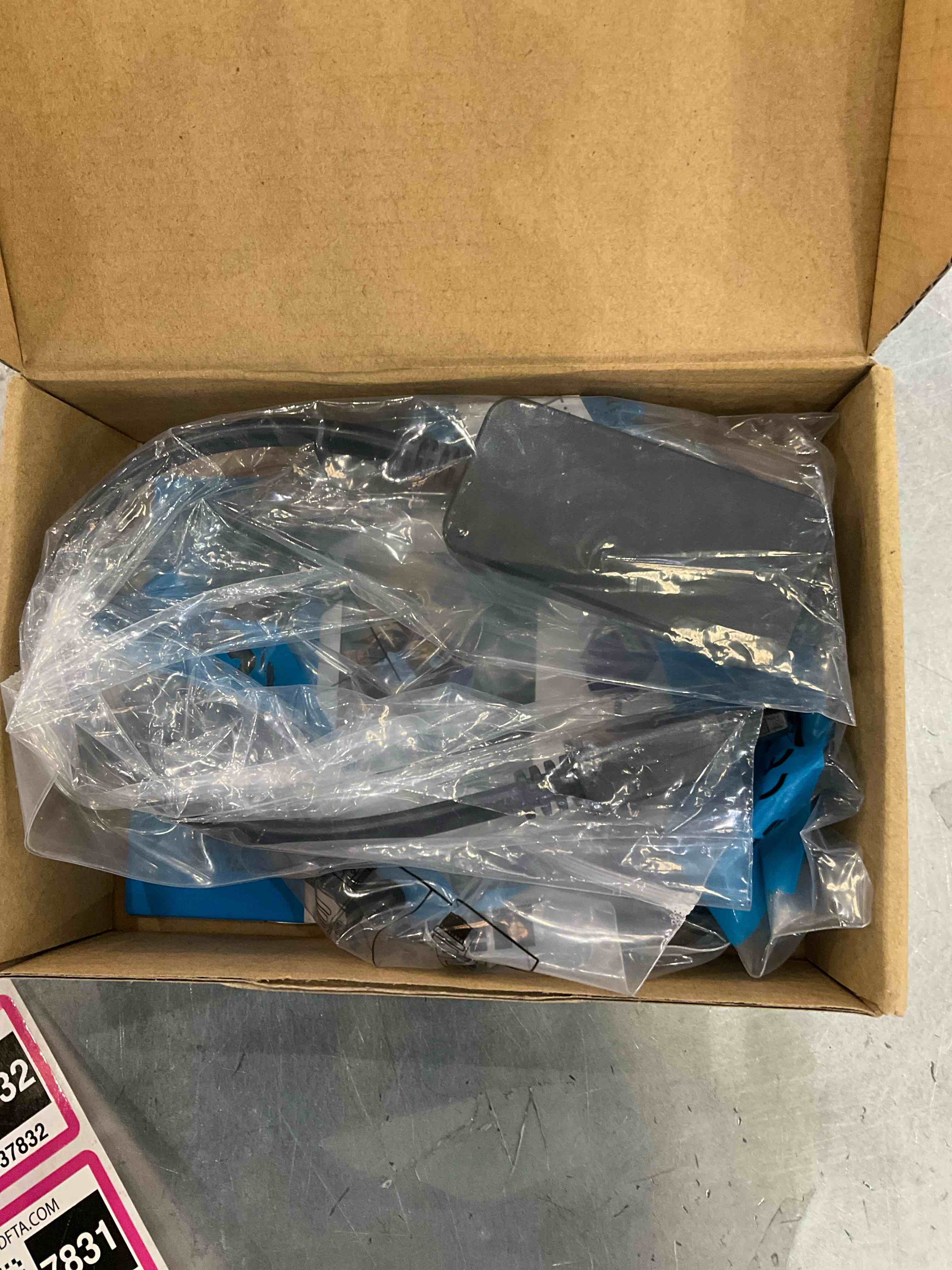 https://s3.amazonaws.com/lotting-images-prod/bidfta/EXS00737825_1703173830055.jpeg