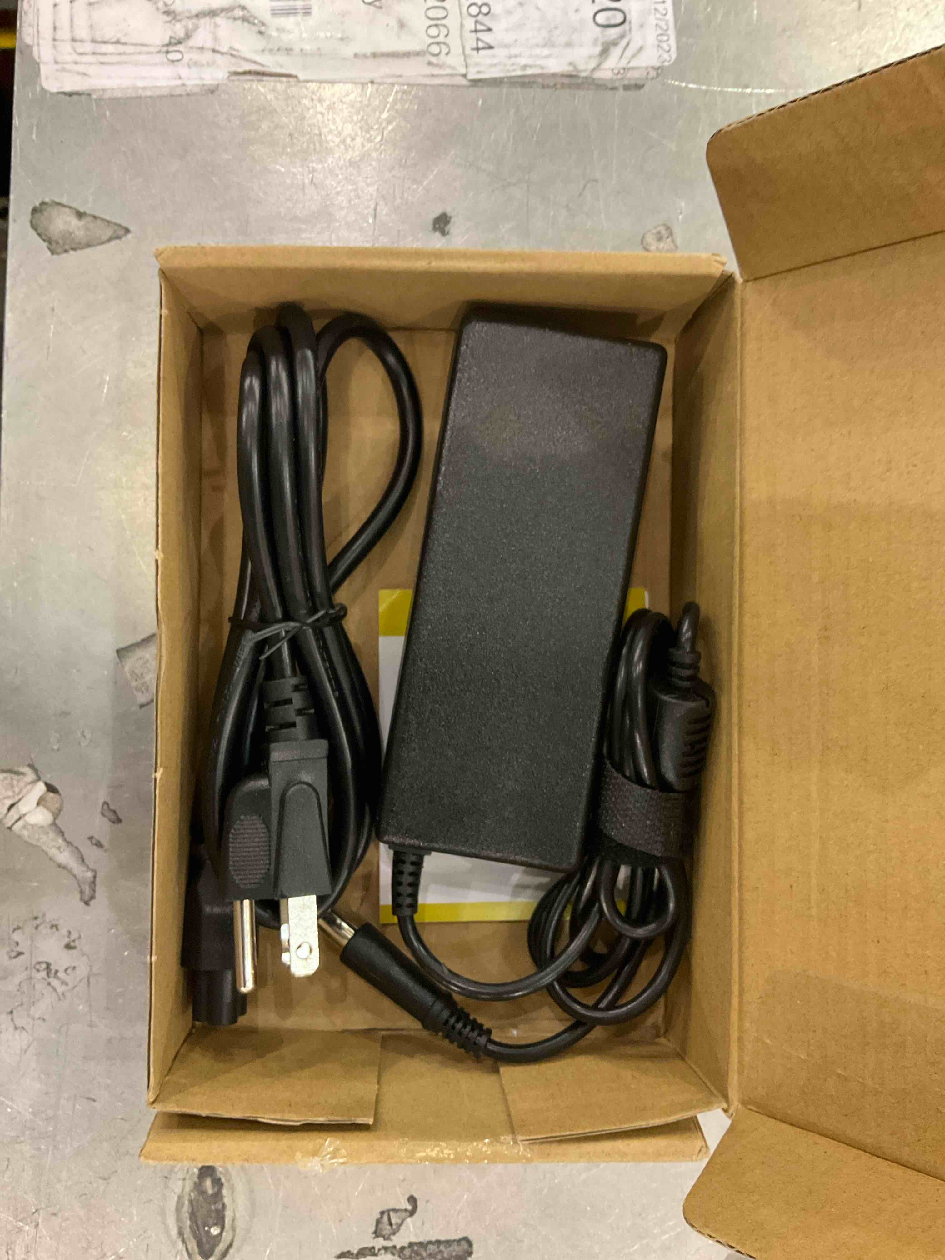 https://s3.amazonaws.com/lotting-images-prod/bidfta/EXS00742074_1702477794906.jpeg
