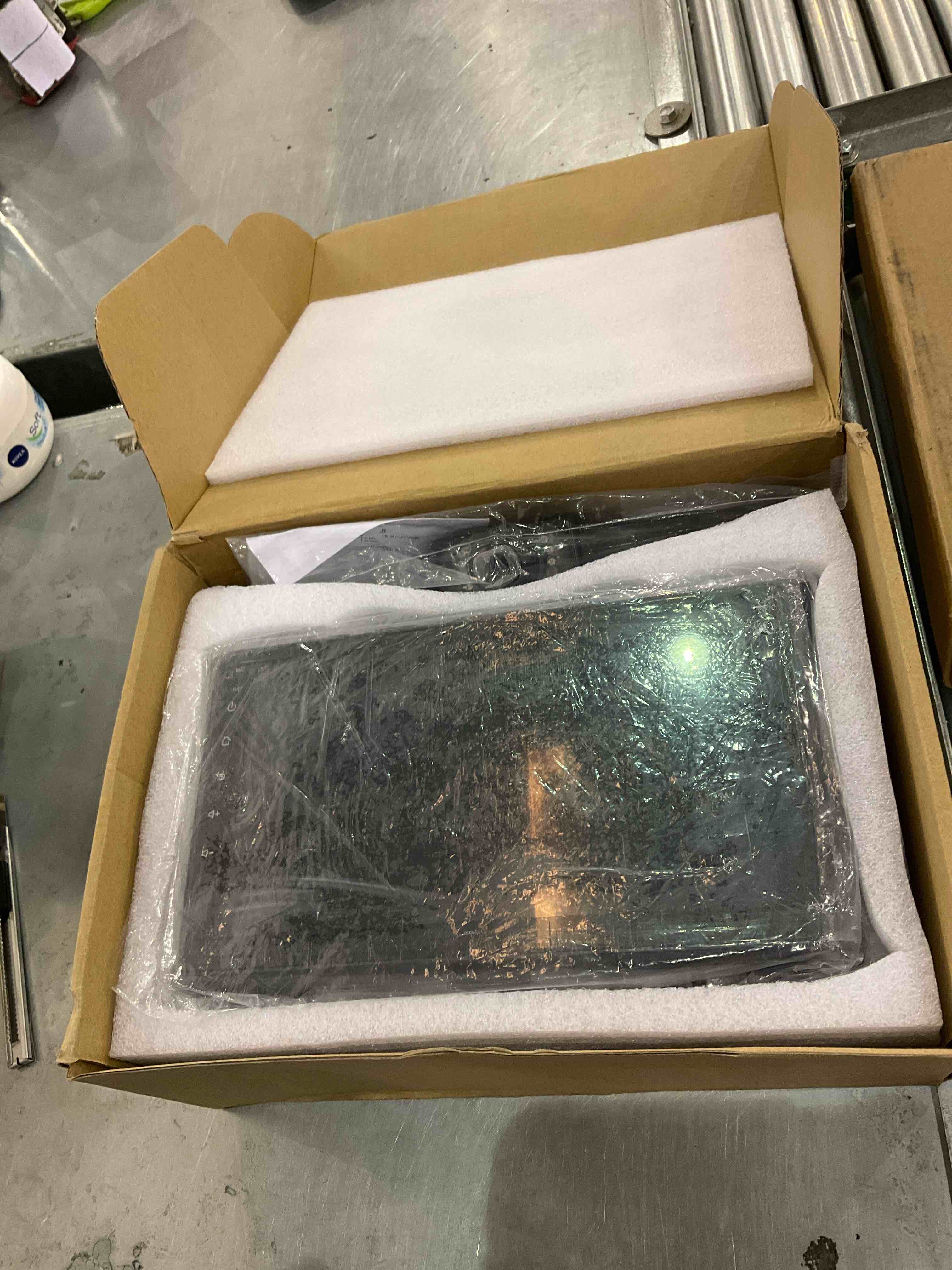 https://s3.amazonaws.com/lotting-images-prod/bidfta/EXS00744190_1702391321081.jpeg