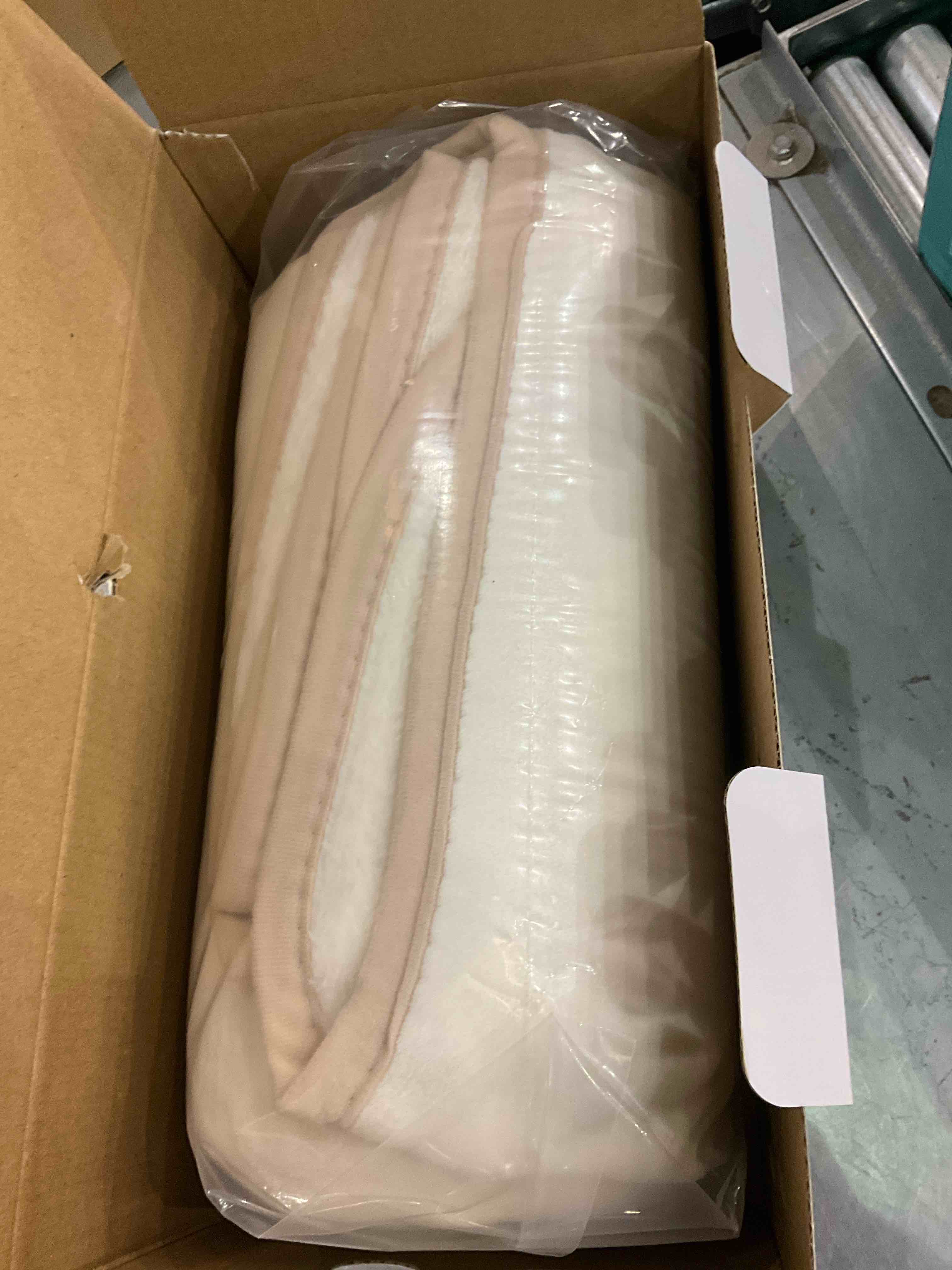 https://s3.amazonaws.com/lotting-images-prod/bidfta/EXS00744640_1702477992092.jpeg