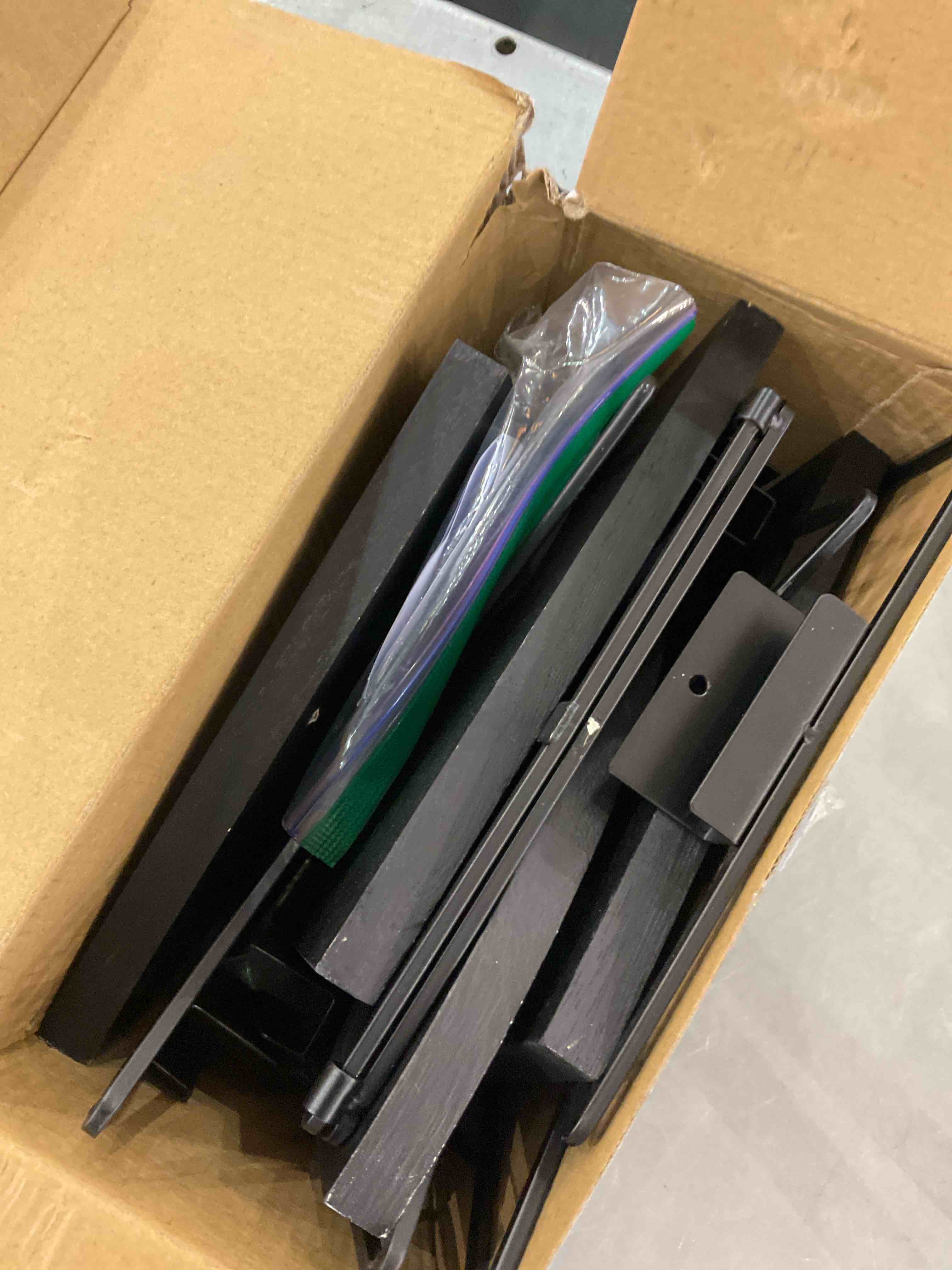https://s3.amazonaws.com/lotting-images-prod/bidfta/EXS00746028_1702405856597.jpeg