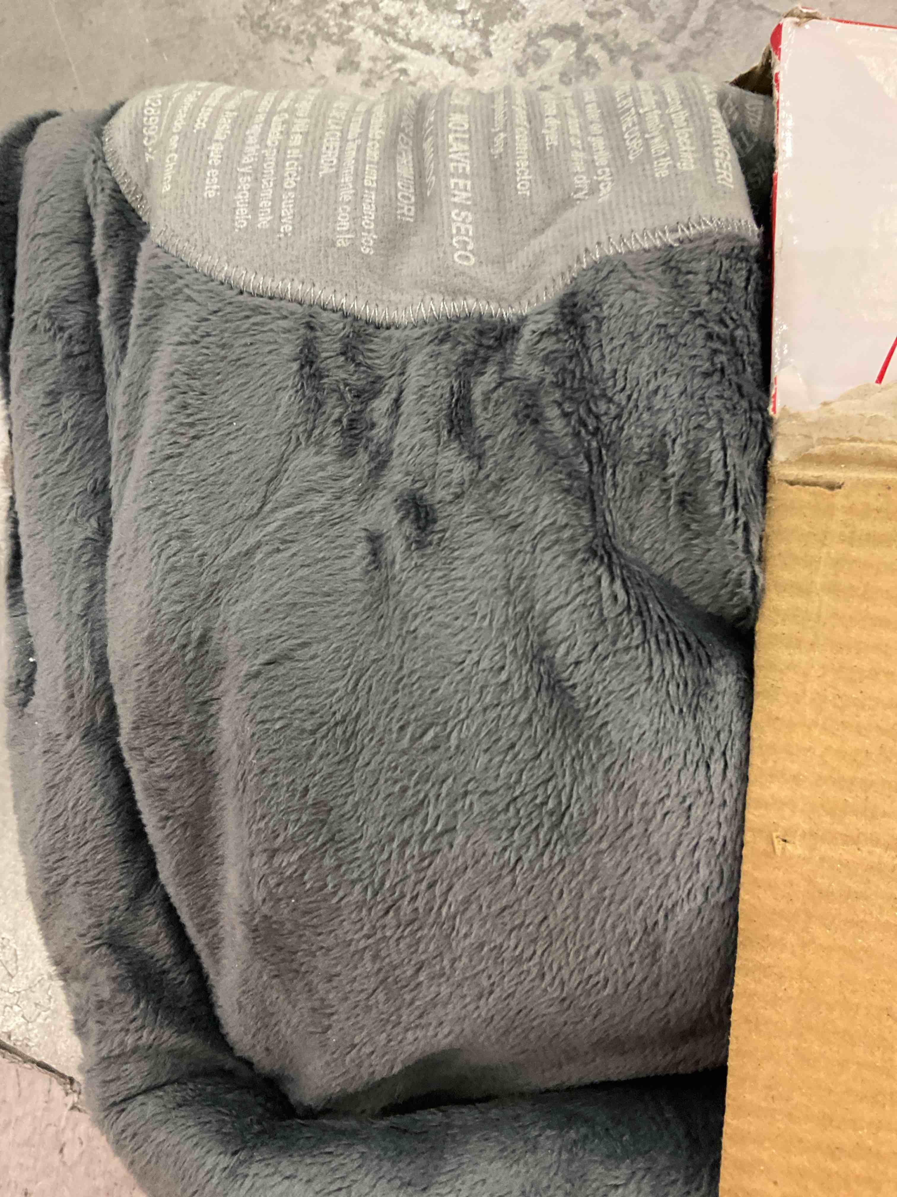 Sunbeam Heating Pad for Neck and Shoulder Pain Relief with Auto Shut Off and Moist Heating Option, 22 x 19", Grey