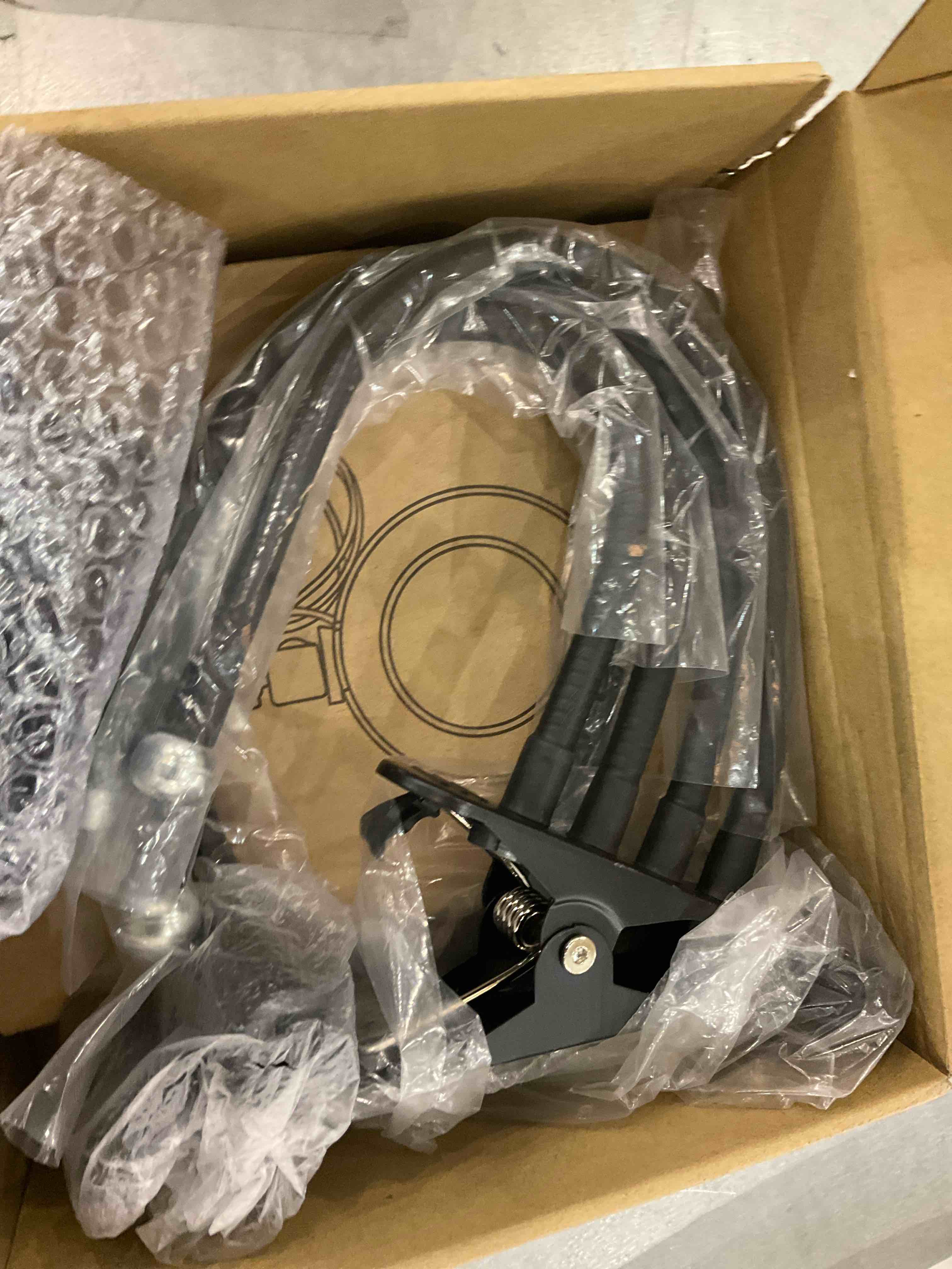 https://s3.amazonaws.com/lotting-images-prod/bidfta/EXS00748302_1701975380970.jpeg