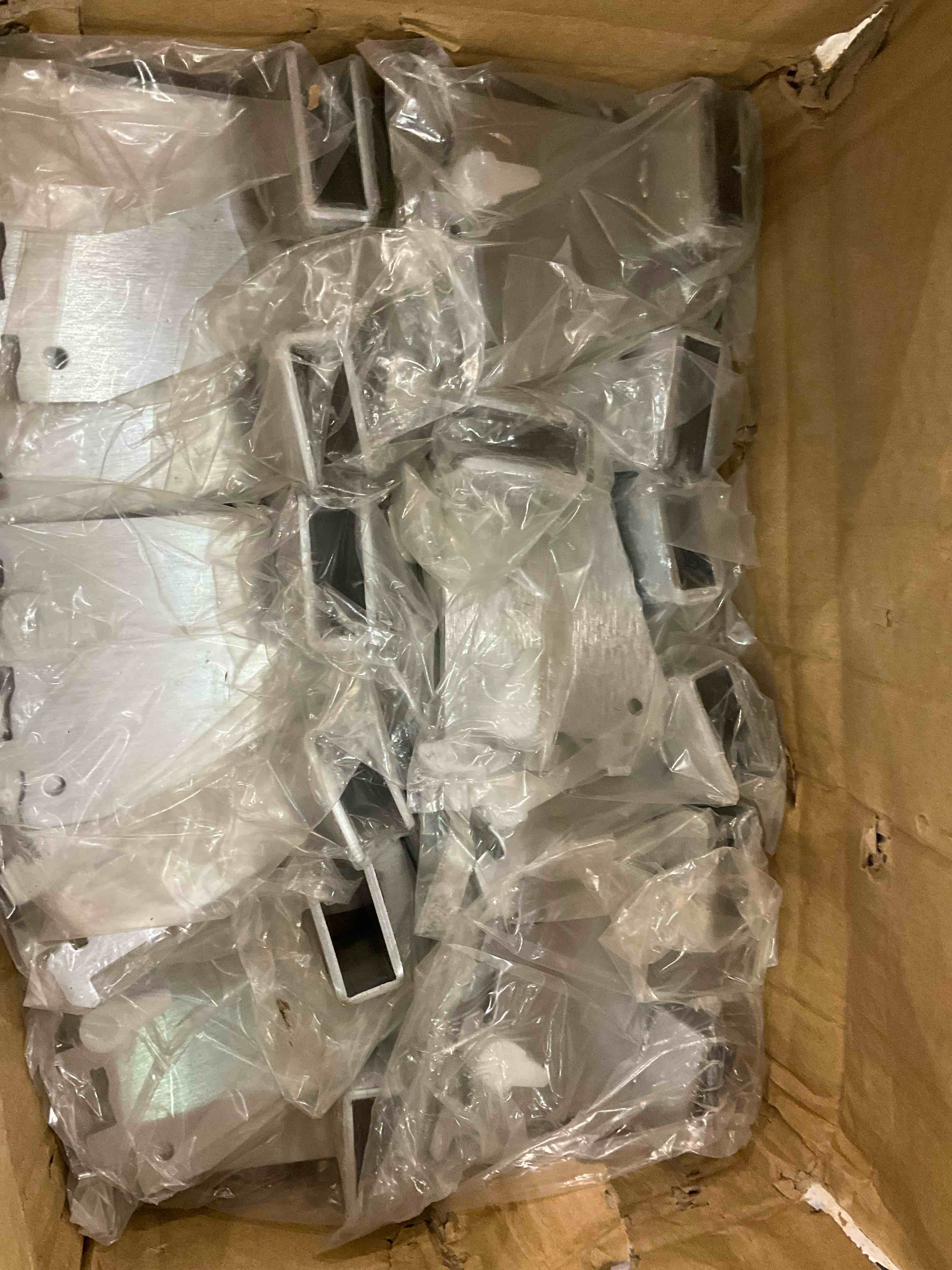 Econoco Blade Bracket for 1/2" x 1-1/2" Rectangular Tubing with Nylon Stabilizer, 3" (Pack of 25)