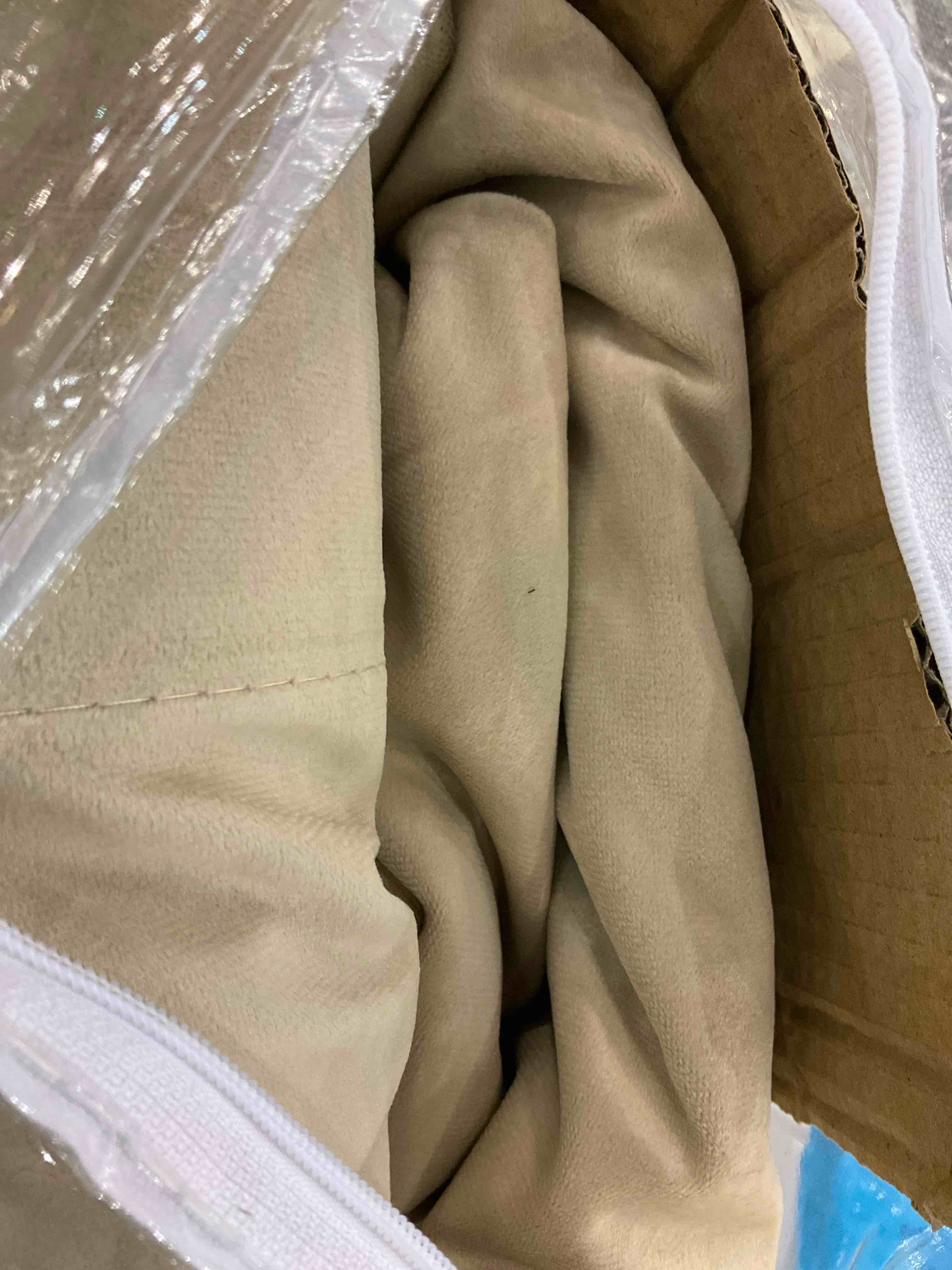 https://s3.amazonaws.com/lotting-images-prod/bidfta/EXS00748321_1701979640558.jpeg