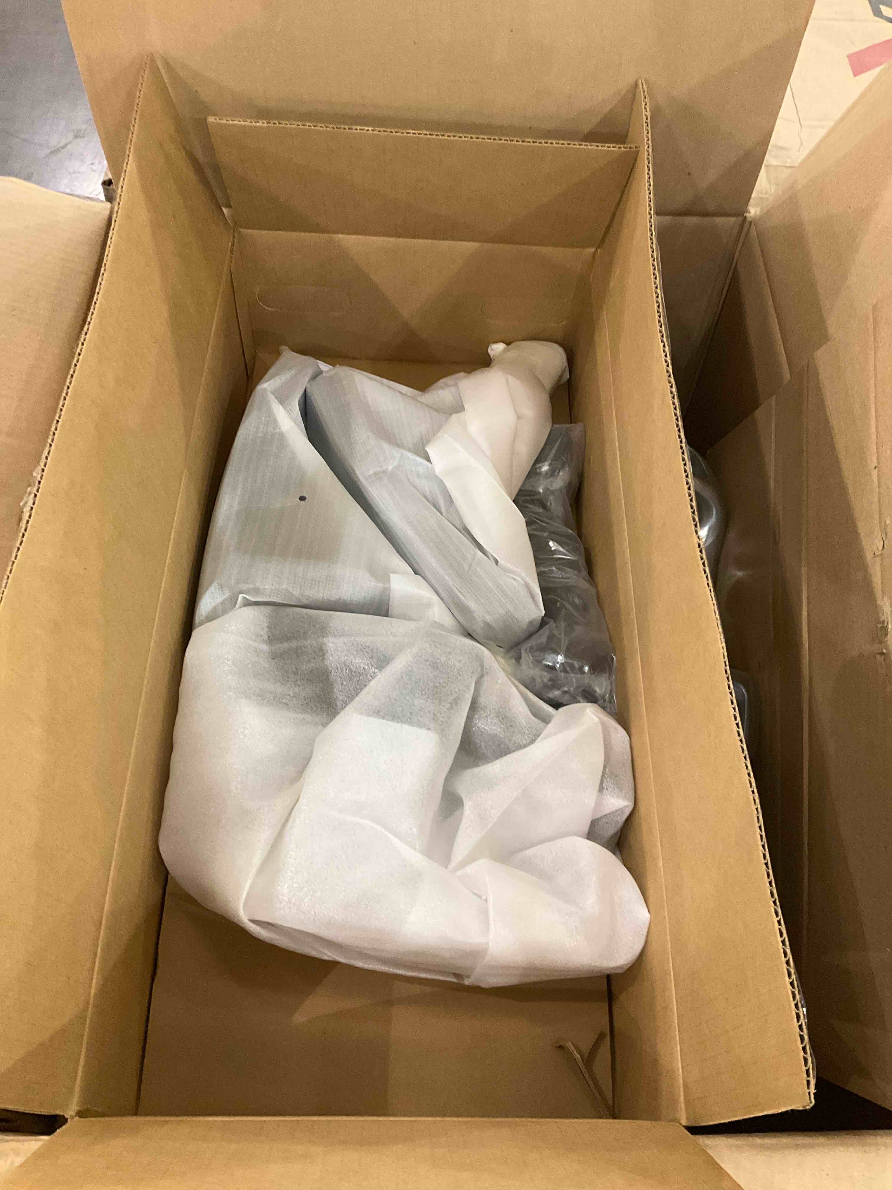 https://s3.amazonaws.com/lotting-images-prod/bidfta/EXS00752528_1702409321105.jpeg