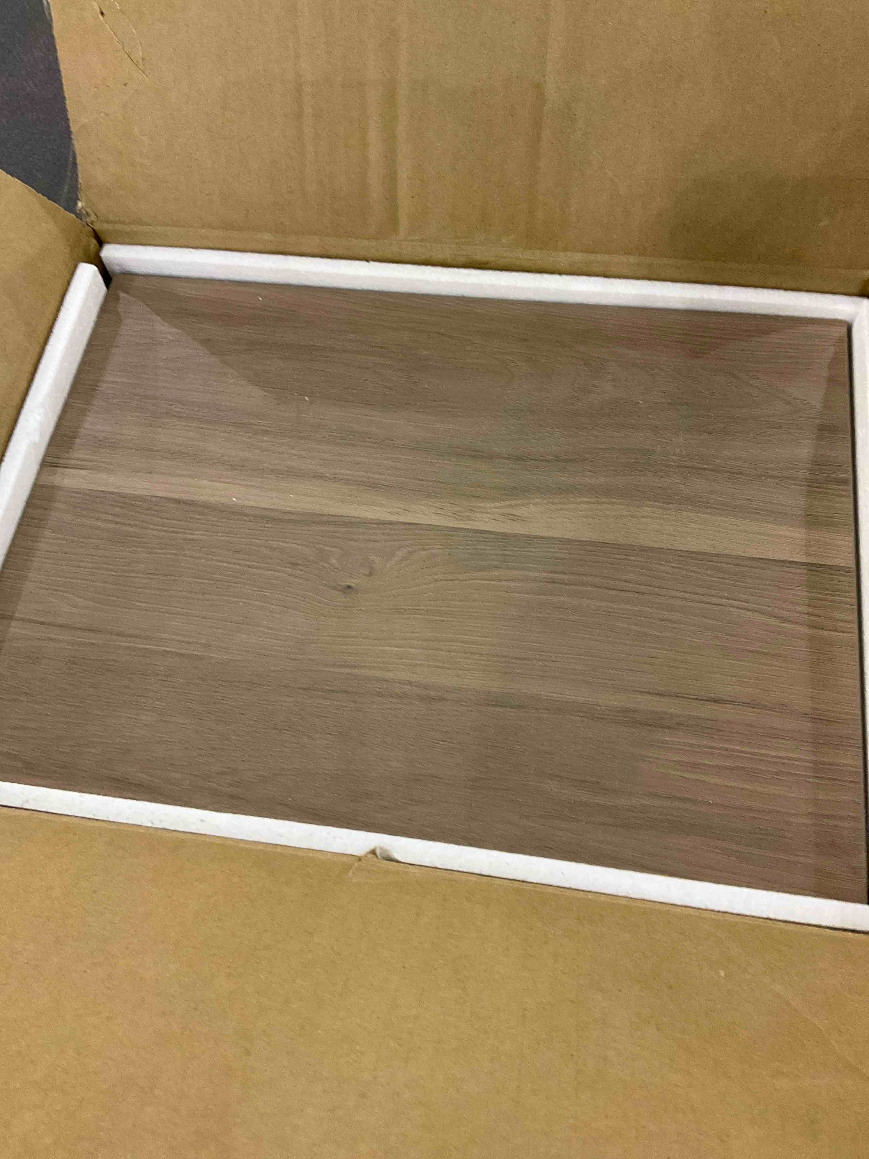 https://s3.amazonaws.com/lotting-images-prod/bidfta/EXS00753135_1702990724769.jpeg