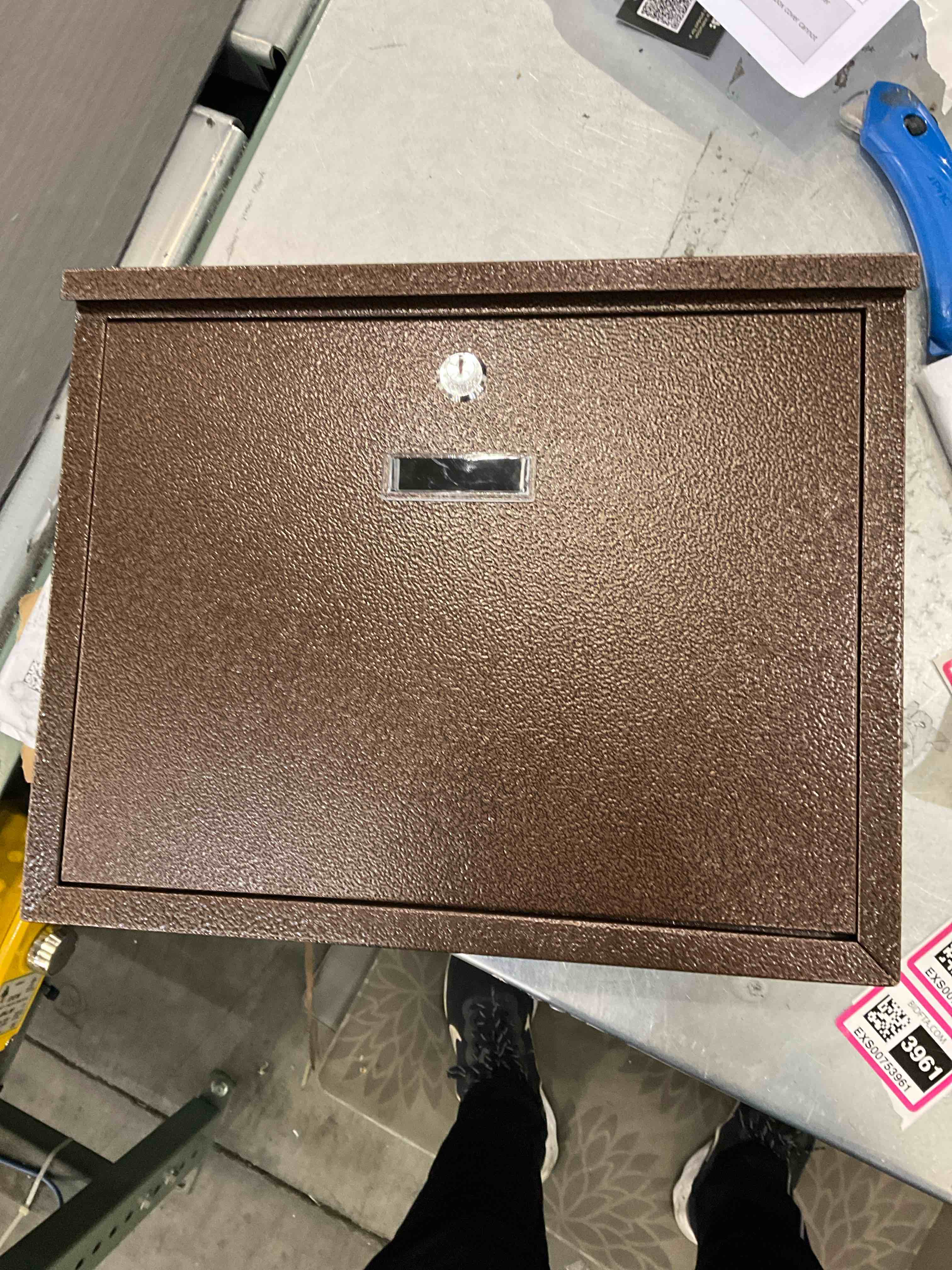 https://s3.amazonaws.com/lotting-images-prod/bidfta/EXS00753963_1703173802491.jpeg