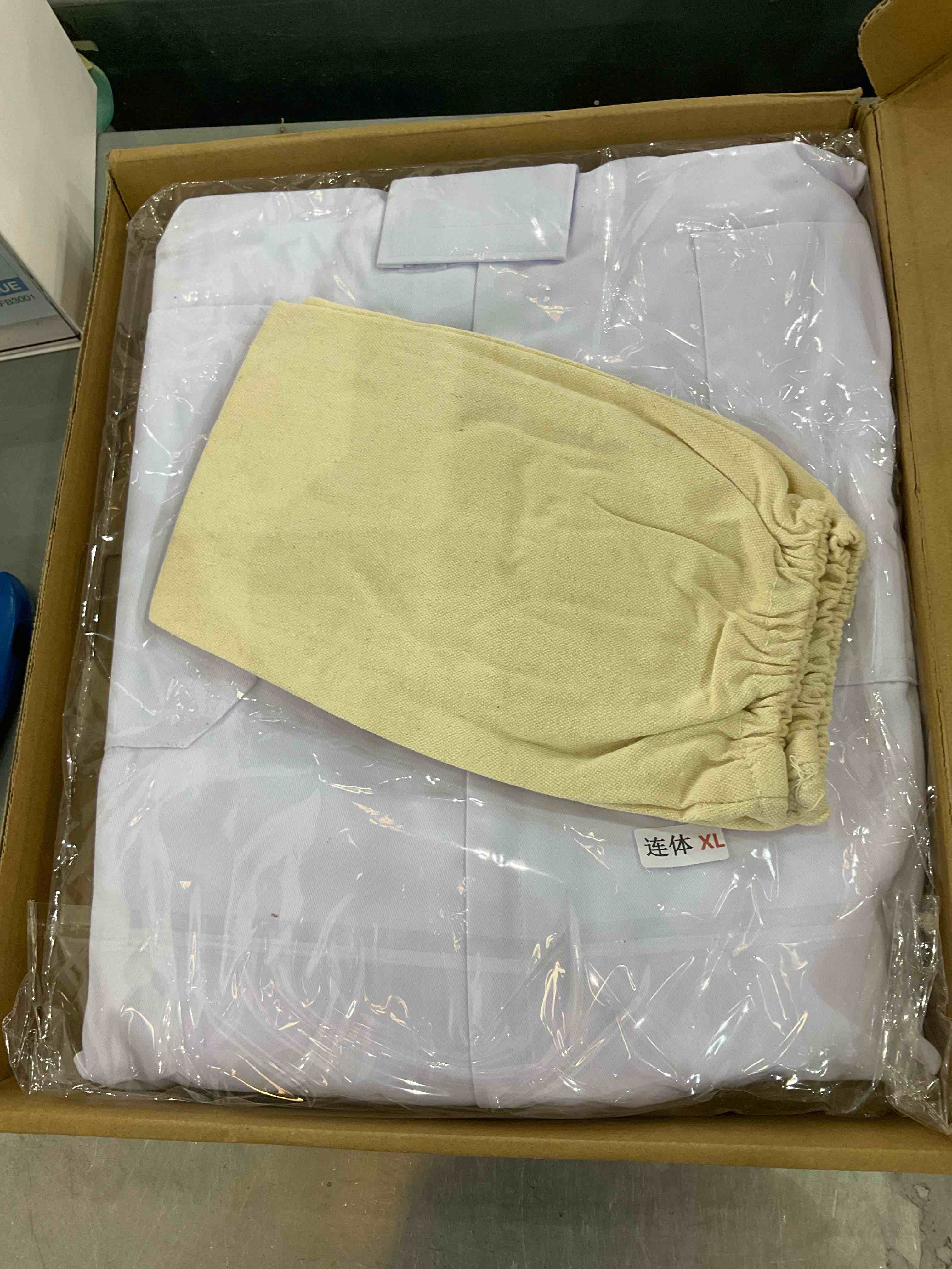 Professional Bee Suit for Men Women, Beekeeping Suit Beekeeper Suit with Glove &Ventilated Hood, Multi-Size Bee Outfit for Backyard and Bee Keeper