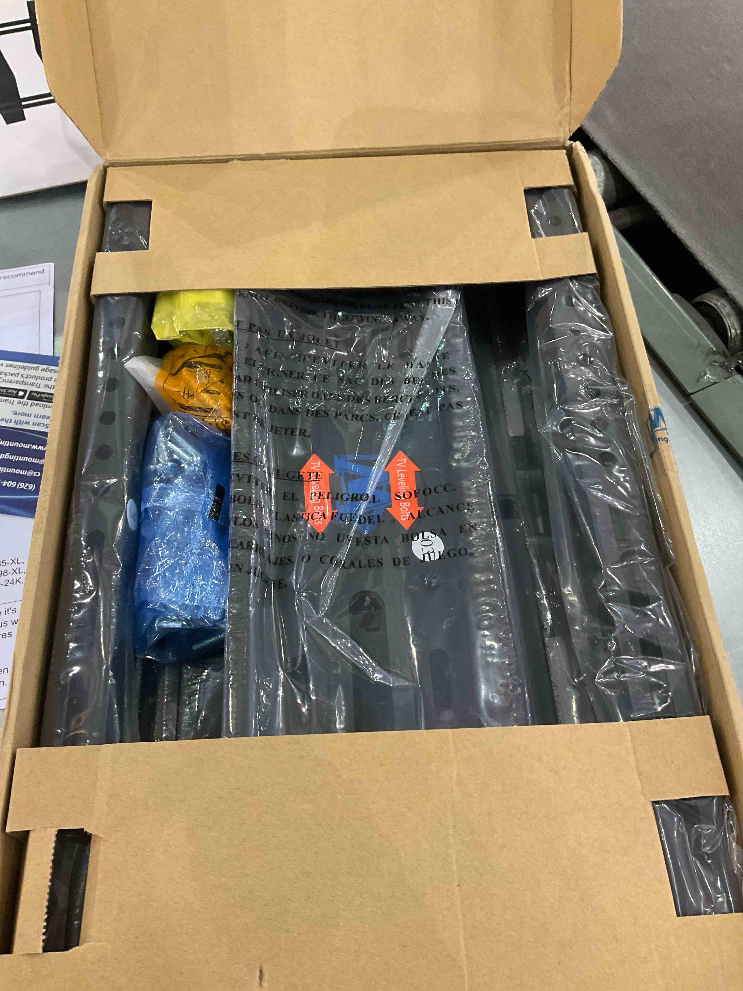 https://s3.amazonaws.com/lotting-images-prod/bidfta/EXS00756398_1703256804141.jpeg