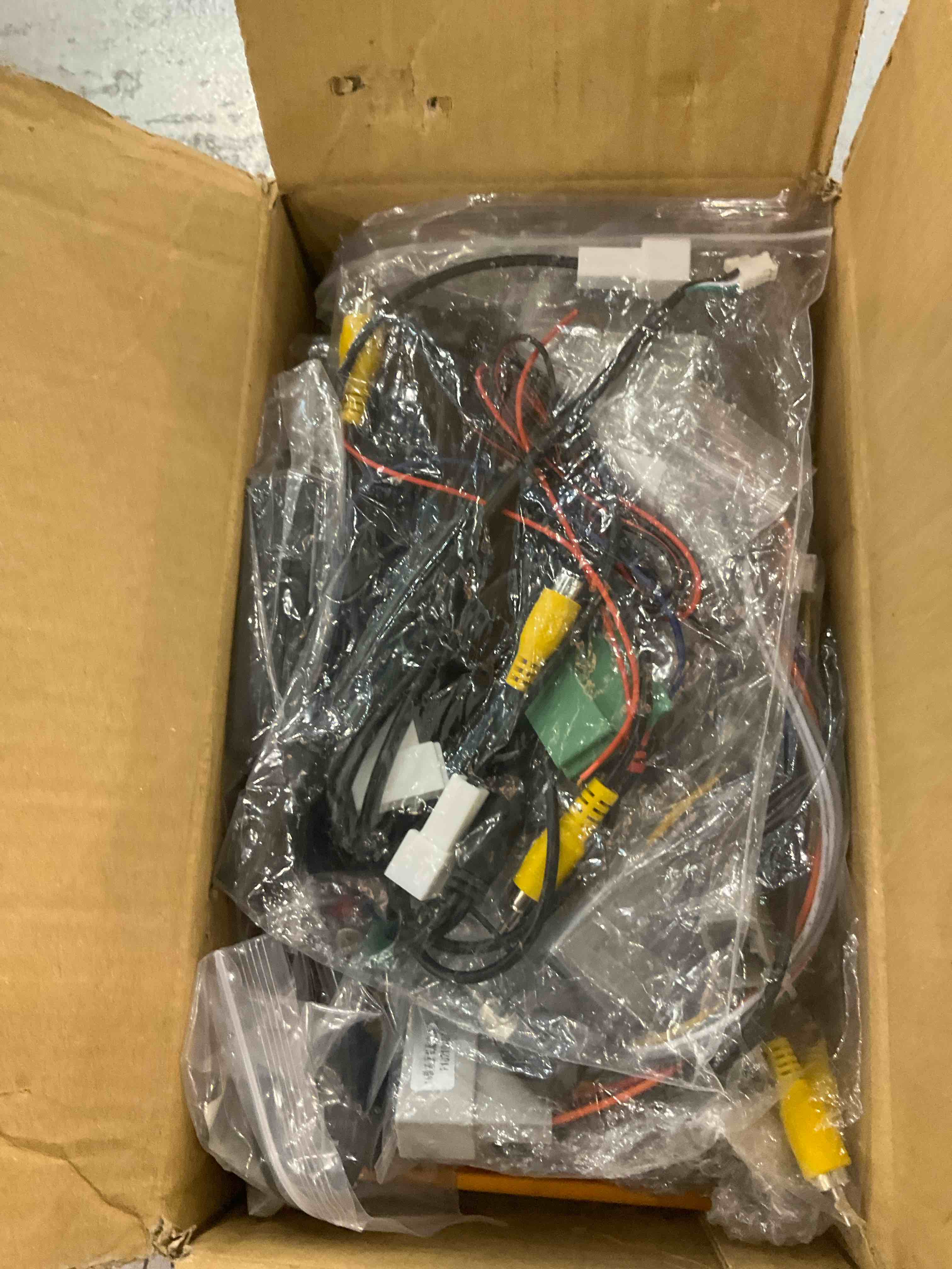 https://s3.amazonaws.com/lotting-images-prod/bidfta/EXS00758122_1703184340924.jpeg