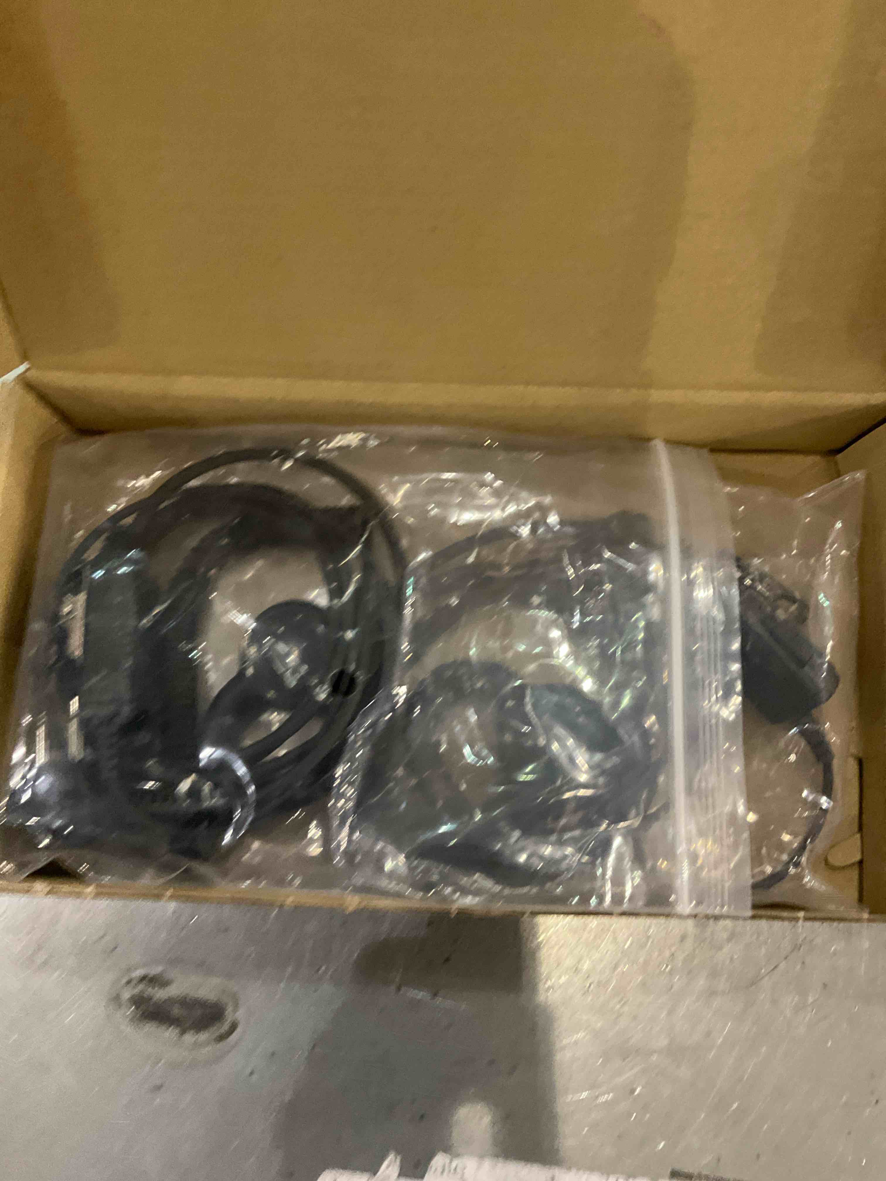 https://s3.amazonaws.com/lotting-images-prod/bidfta/EXS00759419_1702993569228.jpeg