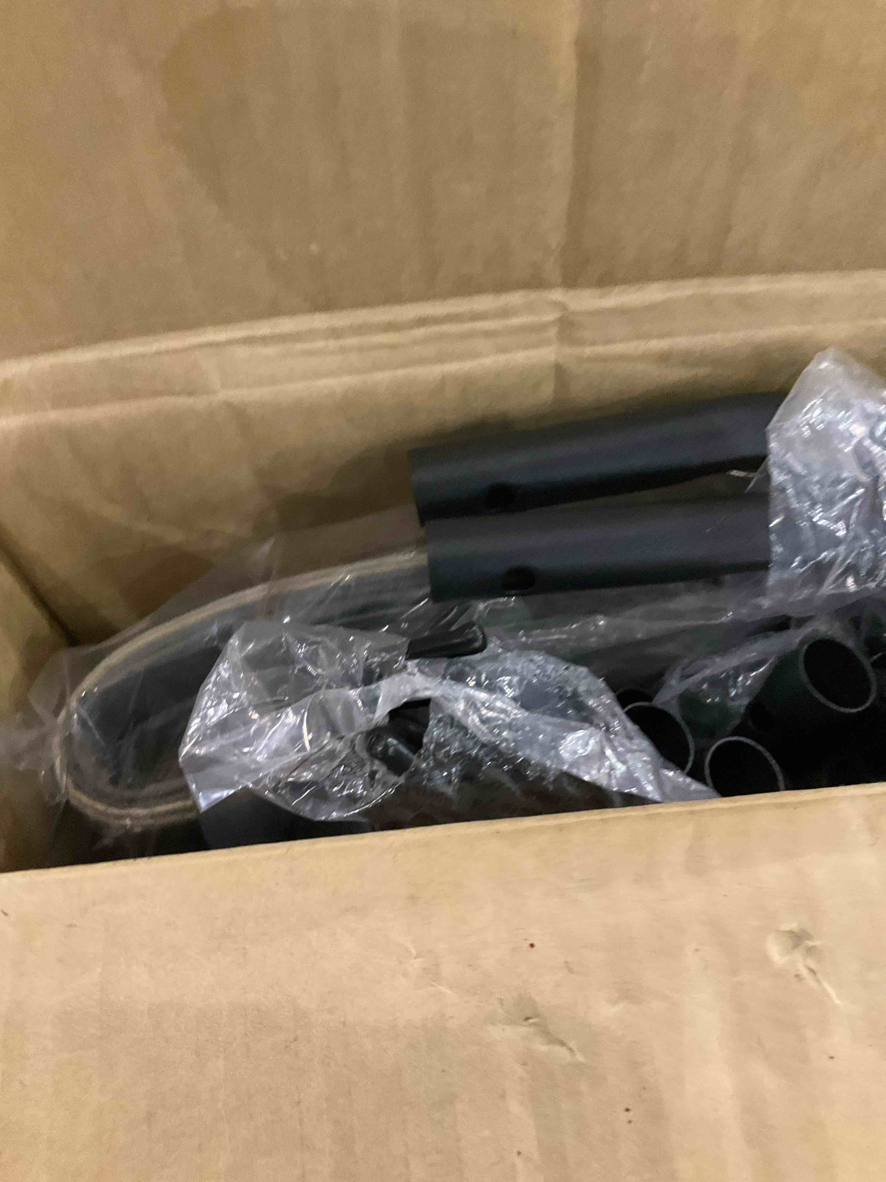 https://s3.amazonaws.com/lotting-images-prod/bidfta/EXS00763002_1702042259505.jpeg