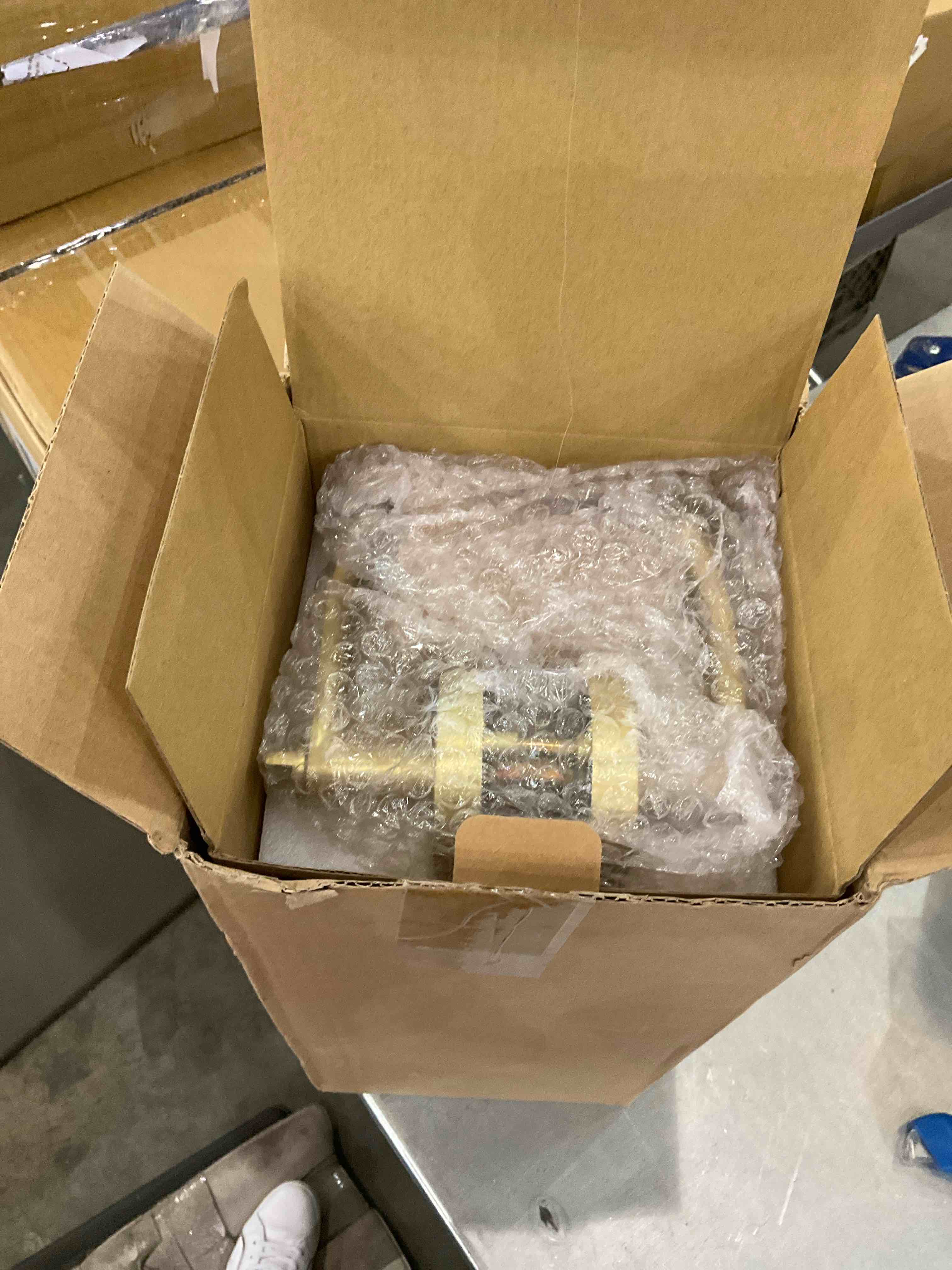 https://s3.amazonaws.com/lotting-images-prod/bidfta/EXS00777800_1702049124146.jpeg