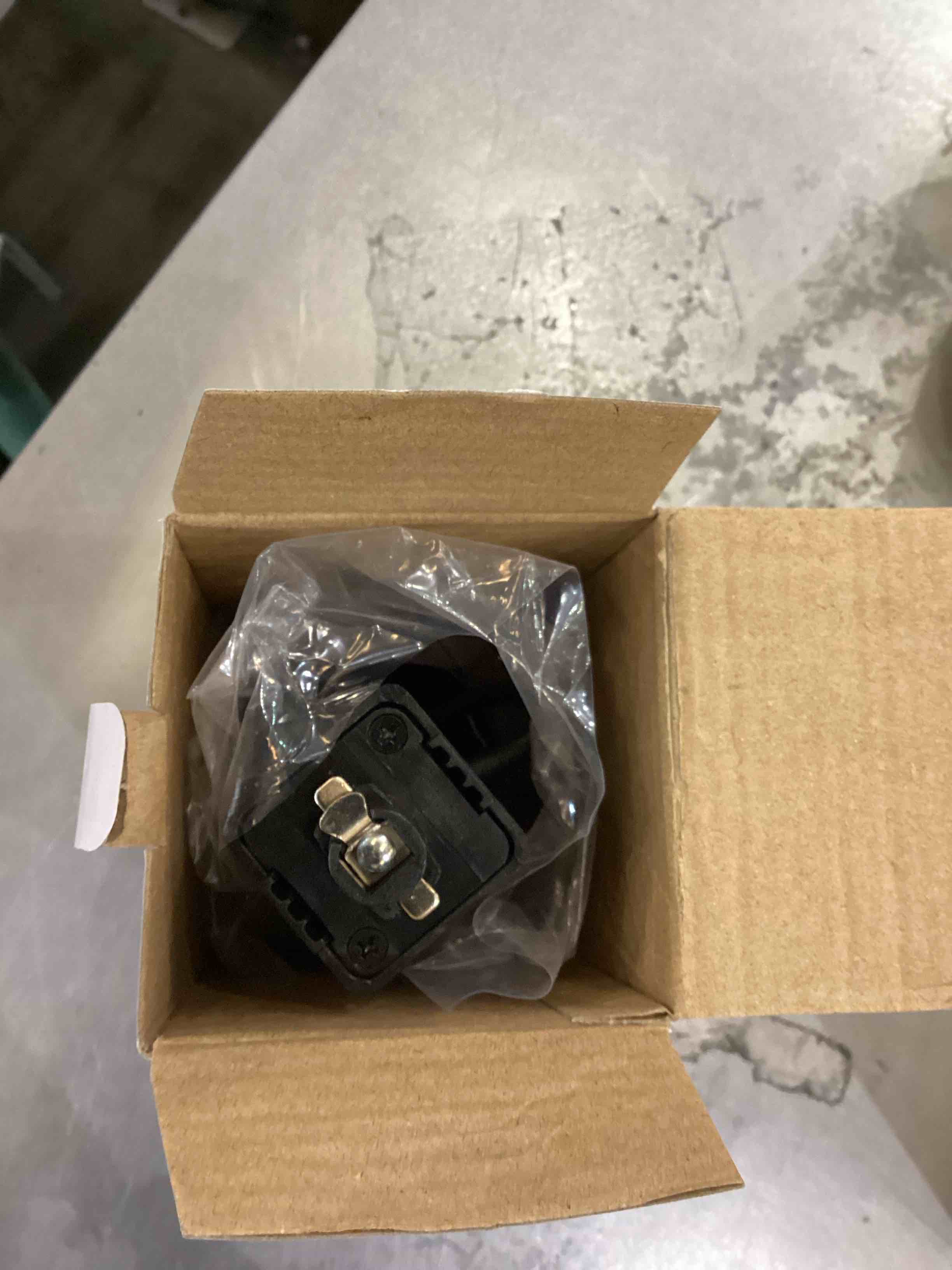 https://s3.amazonaws.com/lotting-images-prod/bidfta/EXS00779300_1702916504503.jpeg