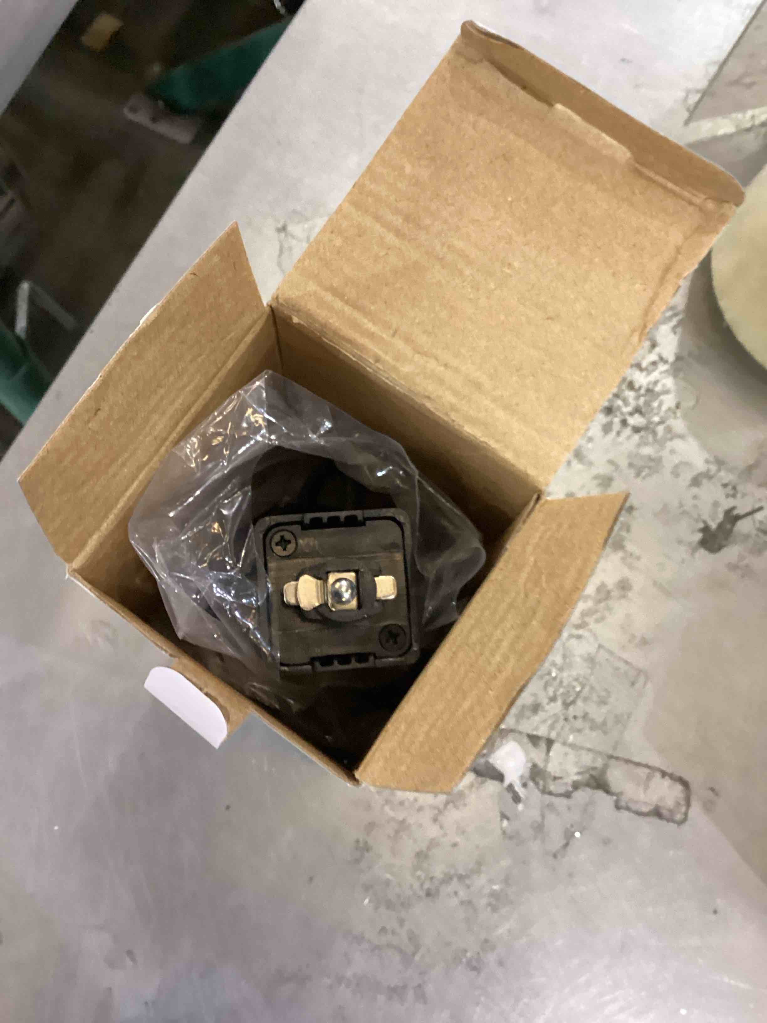 https://s3.amazonaws.com/lotting-images-prod/bidfta/EXS00779300_1702916508800.jpeg