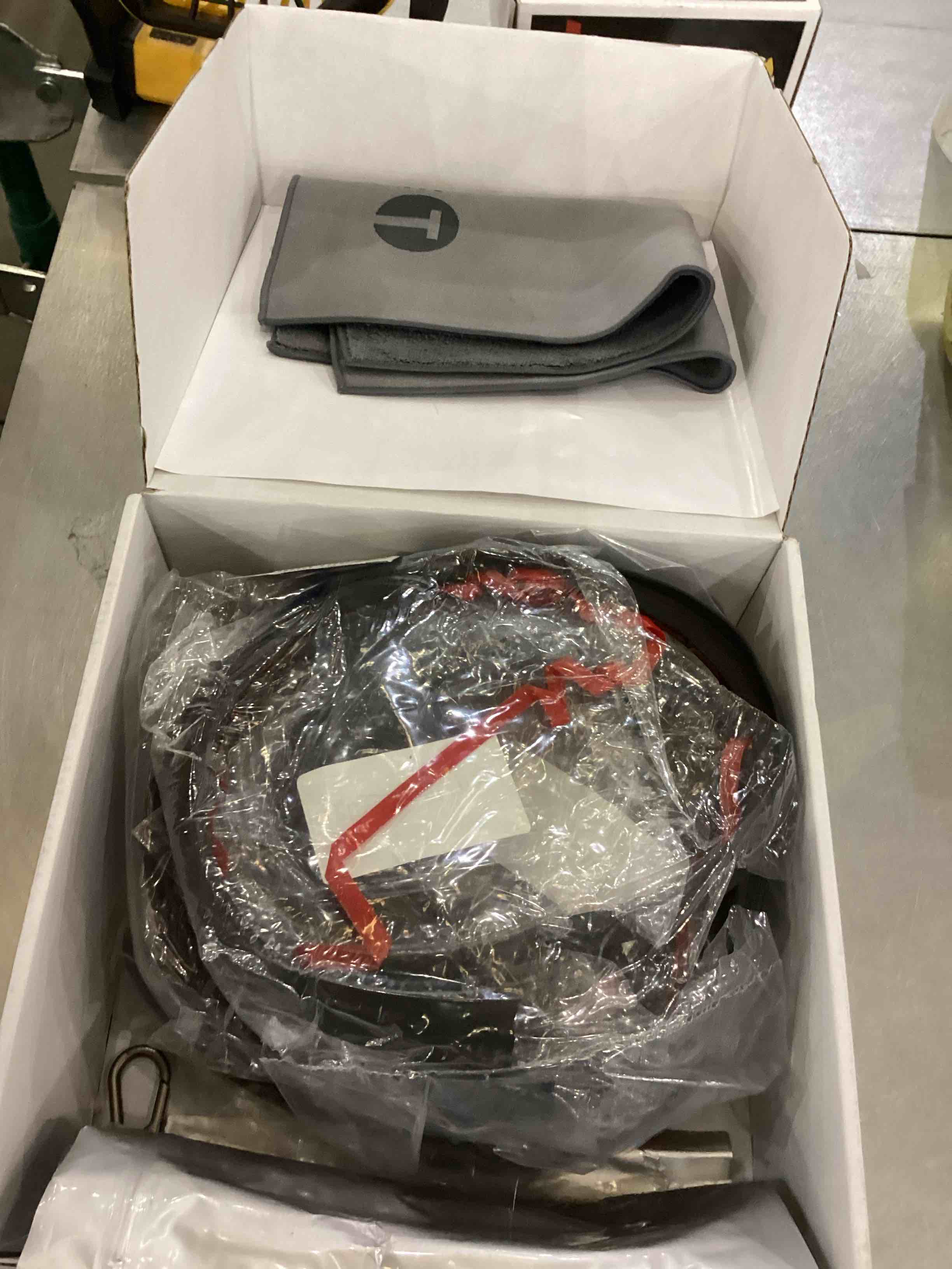 https://s3.amazonaws.com/lotting-images-prod/bidfta/EXS00780080_1702393732994.jpeg