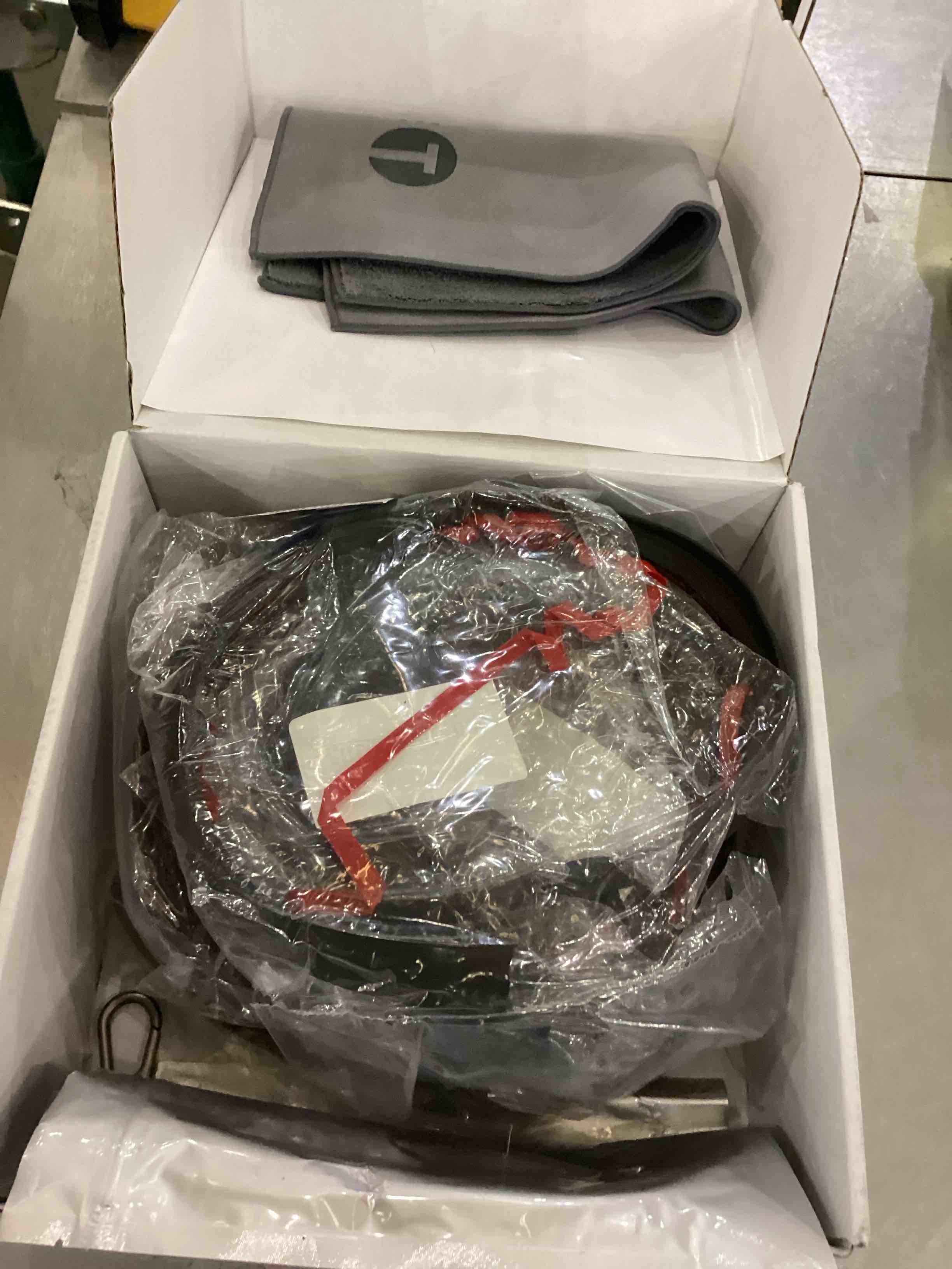 https://s3.amazonaws.com/lotting-images-prod/bidfta/EXS00780080_1702393734111.jpeg