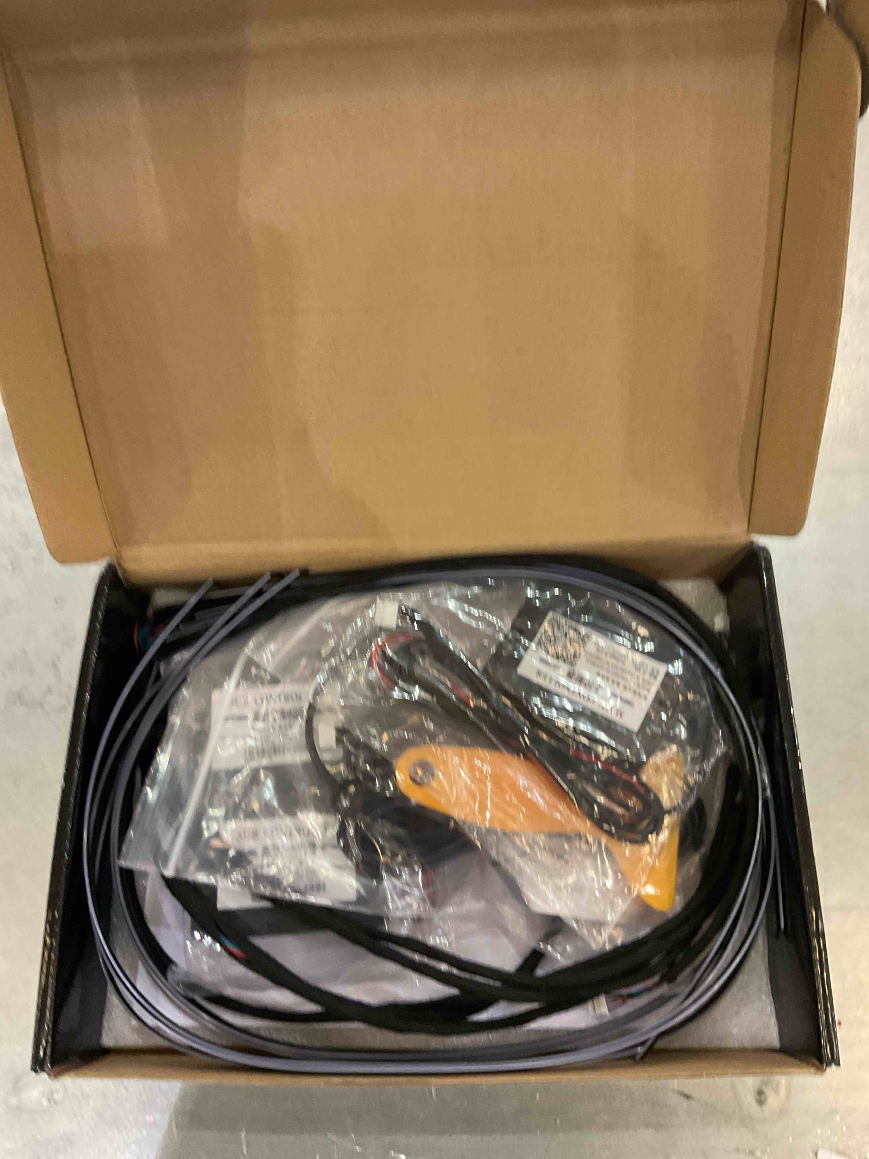 https://s3.amazonaws.com/lotting-images-prod/bidfta/EXS00780885_1701795129345.jpeg