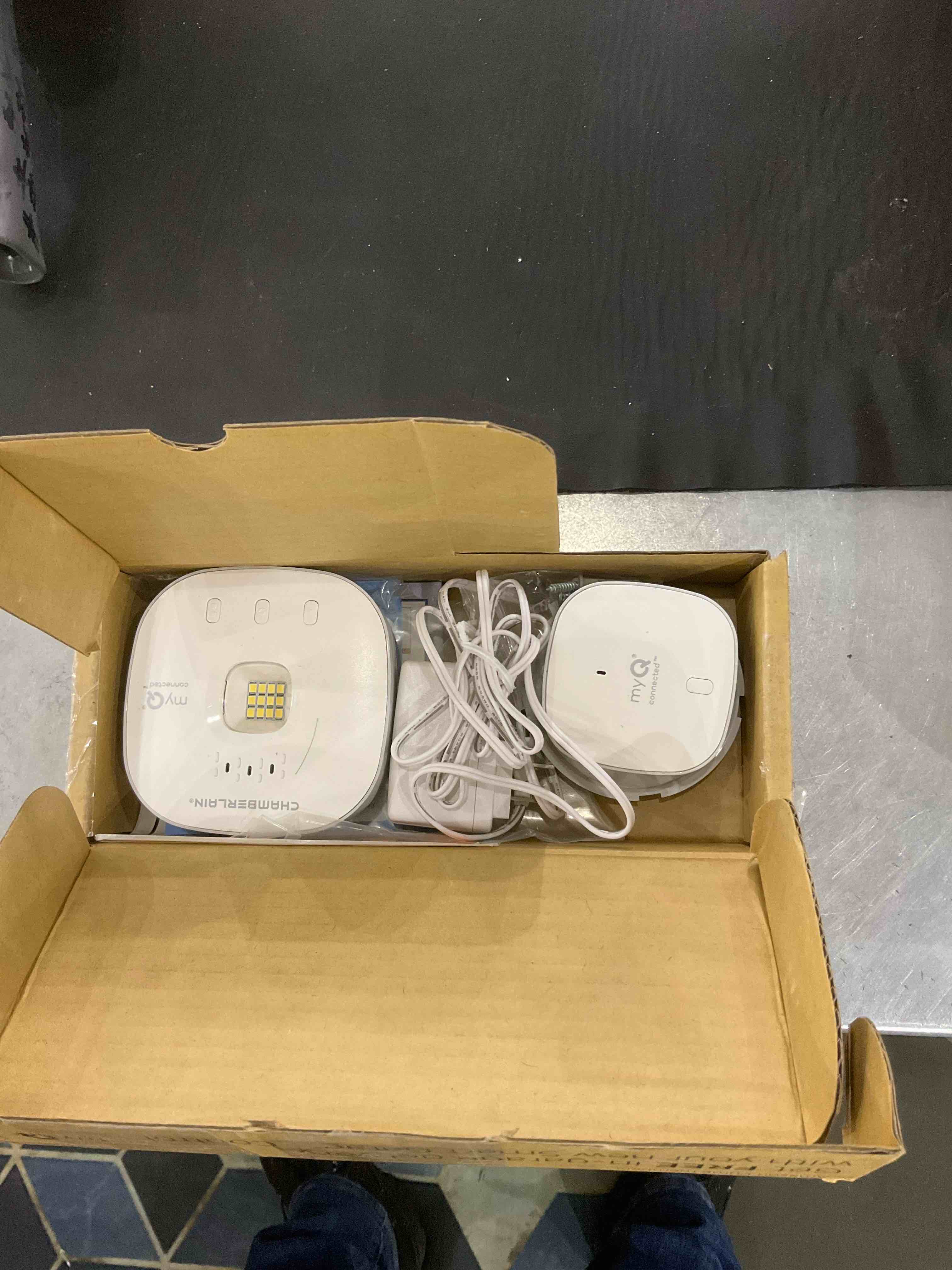 https://s3.amazonaws.com/lotting-images-prod/bidfta/EXS00781229_1701955376808.jpeg