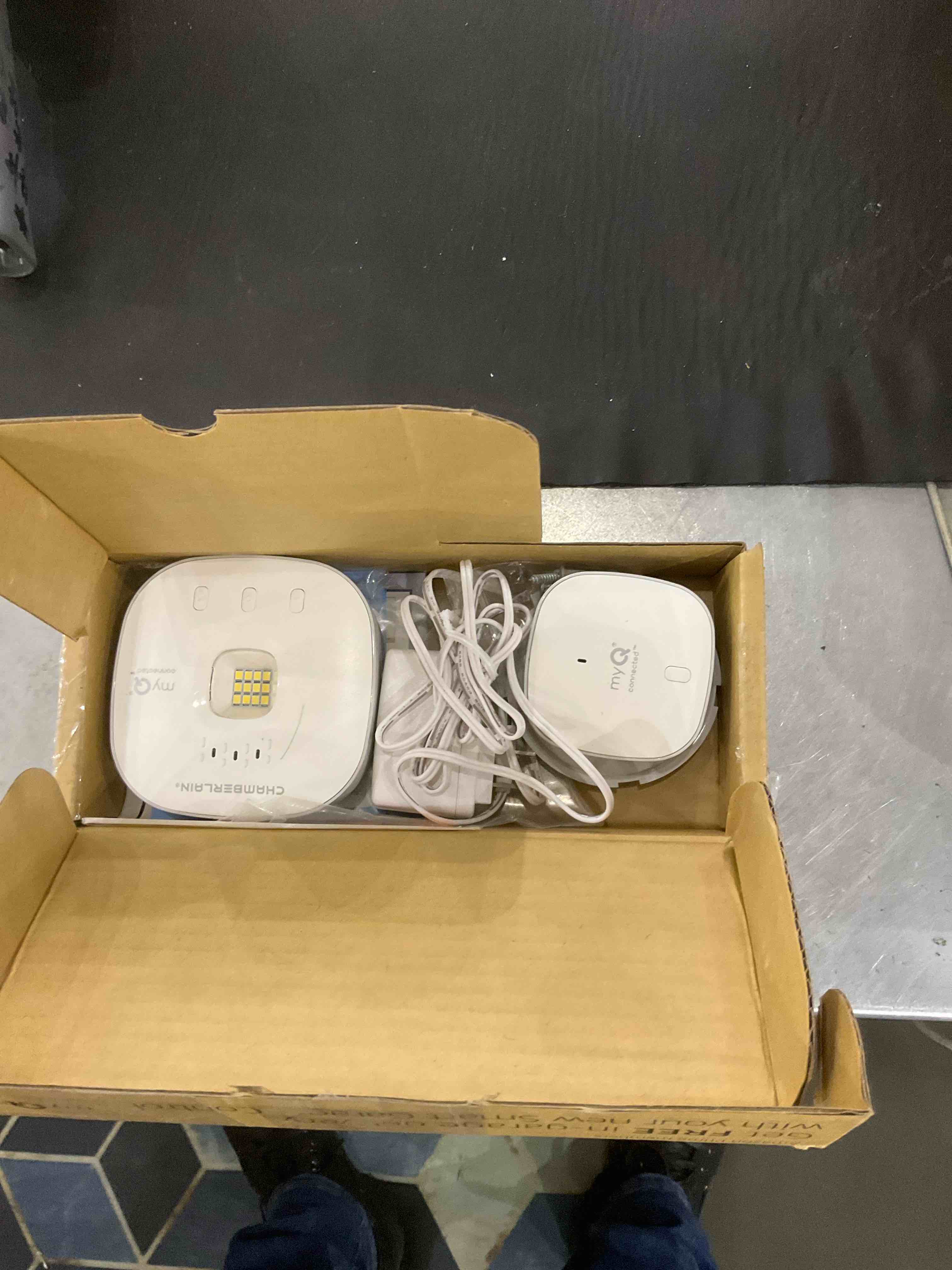 https://s3.amazonaws.com/lotting-images-prod/bidfta/EXS00781229_1701955377873.jpeg