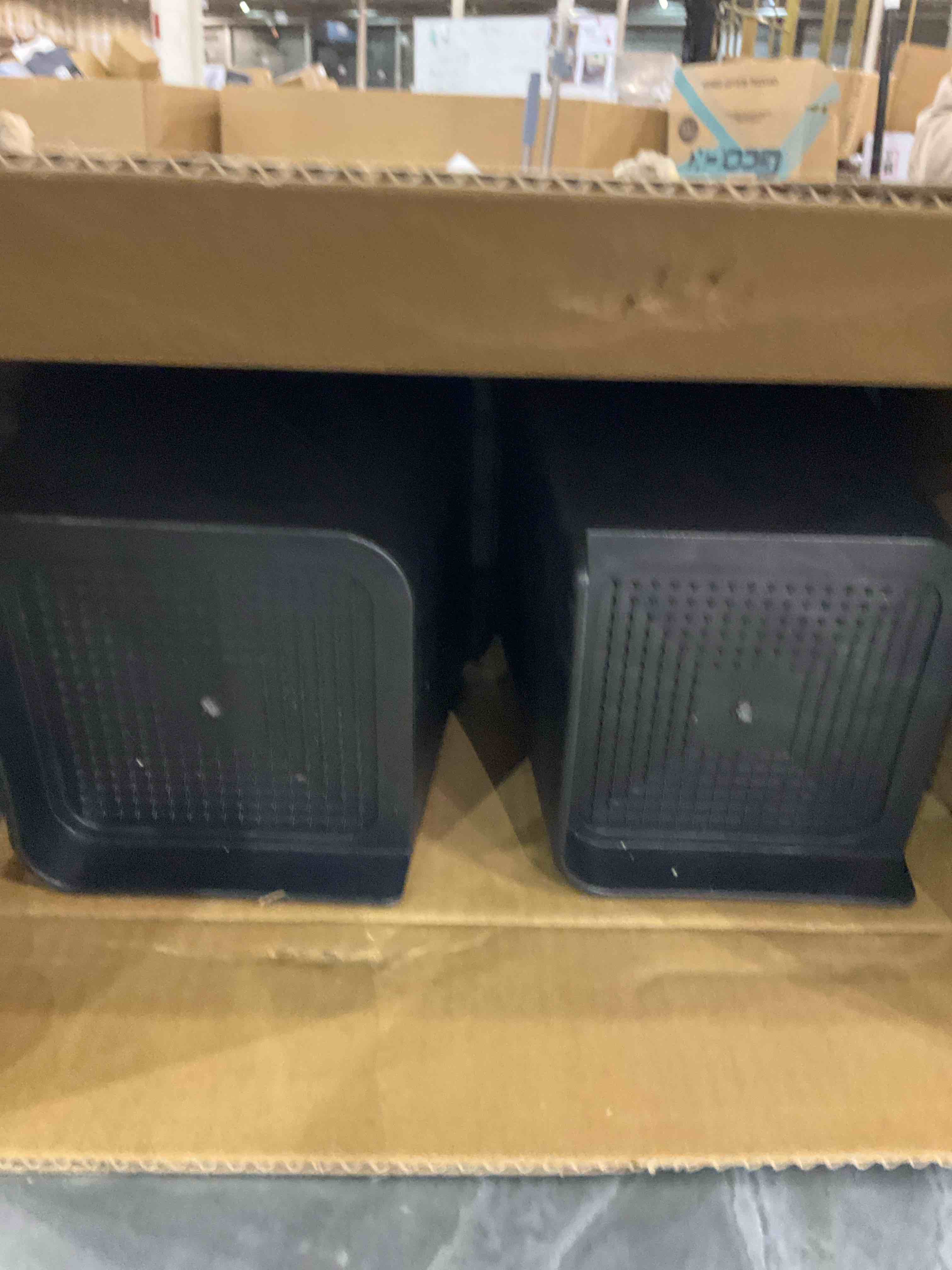 https://s3.amazonaws.com/lotting-images-prod/bidfta/EXS00782466_1701867624939.jpeg