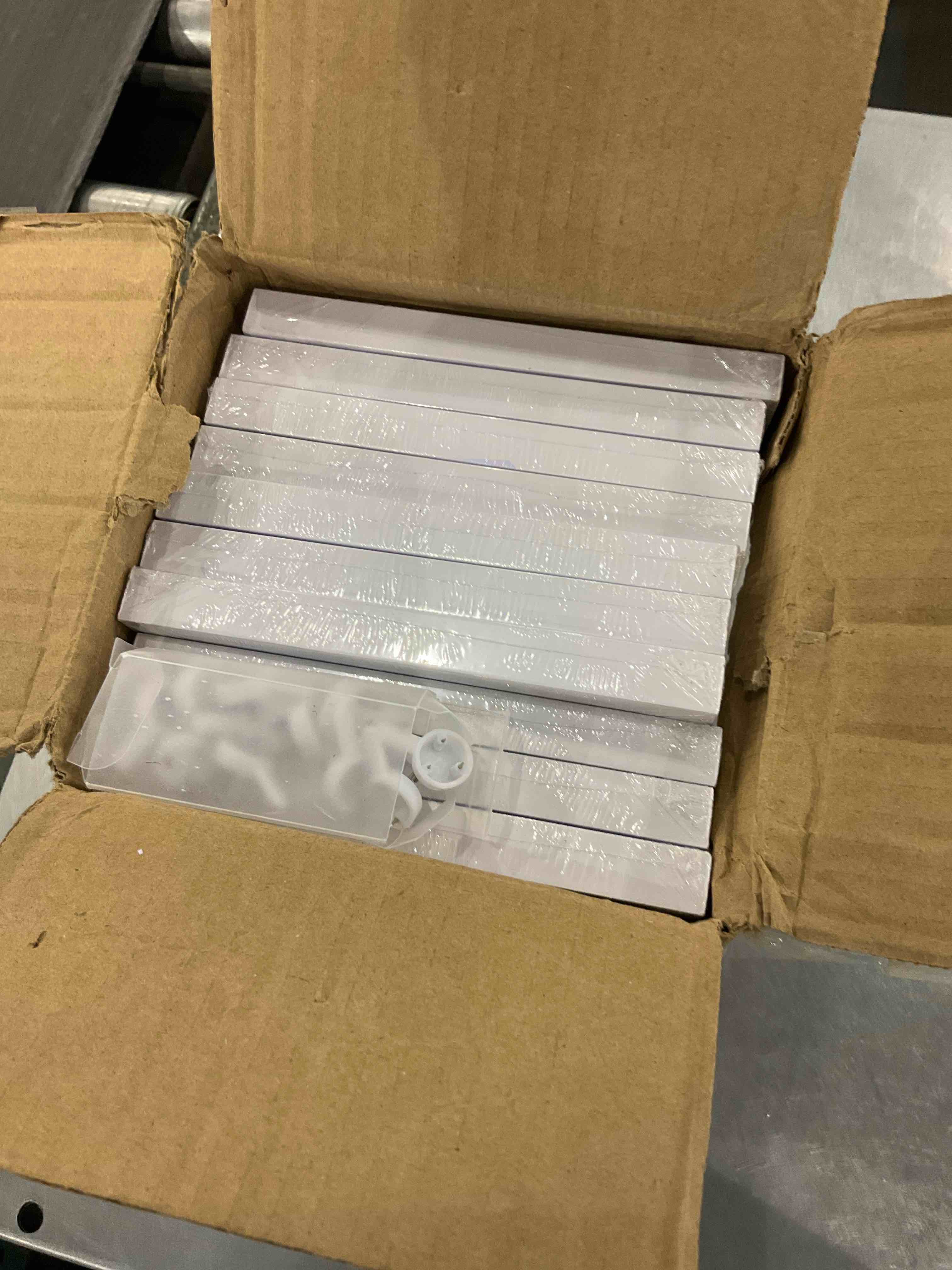 https://s3.amazonaws.com/lotting-images-prod/bidfta/EXS00784777_1701781027687.jpeg