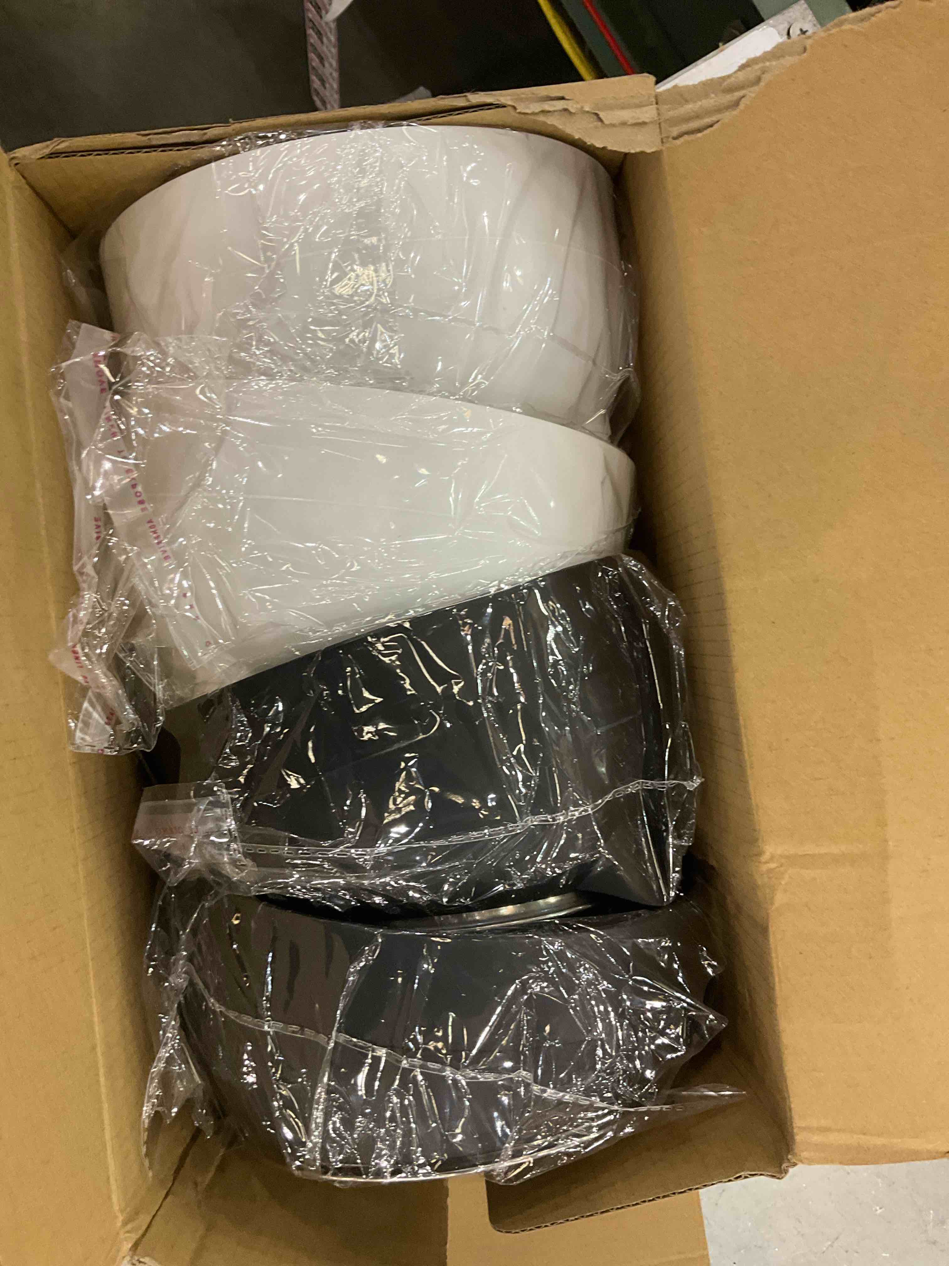 https://s3.amazonaws.com/lotting-images-prod/bidfta/EXS00785153_1701874406577.jpeg