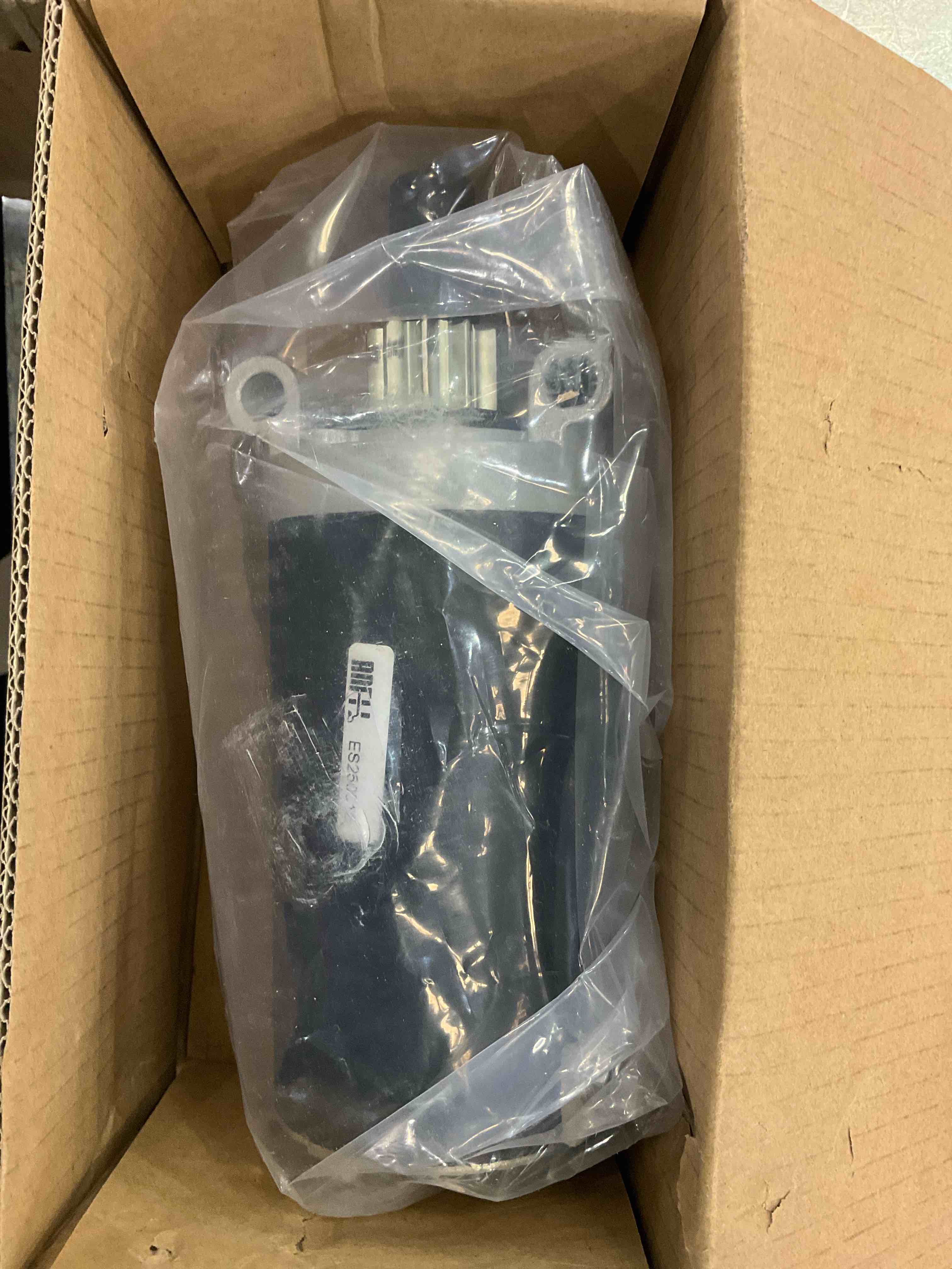 https://s3.amazonaws.com/lotting-images-prod/bidfta/EXS00785239_1701888546850.jpeg