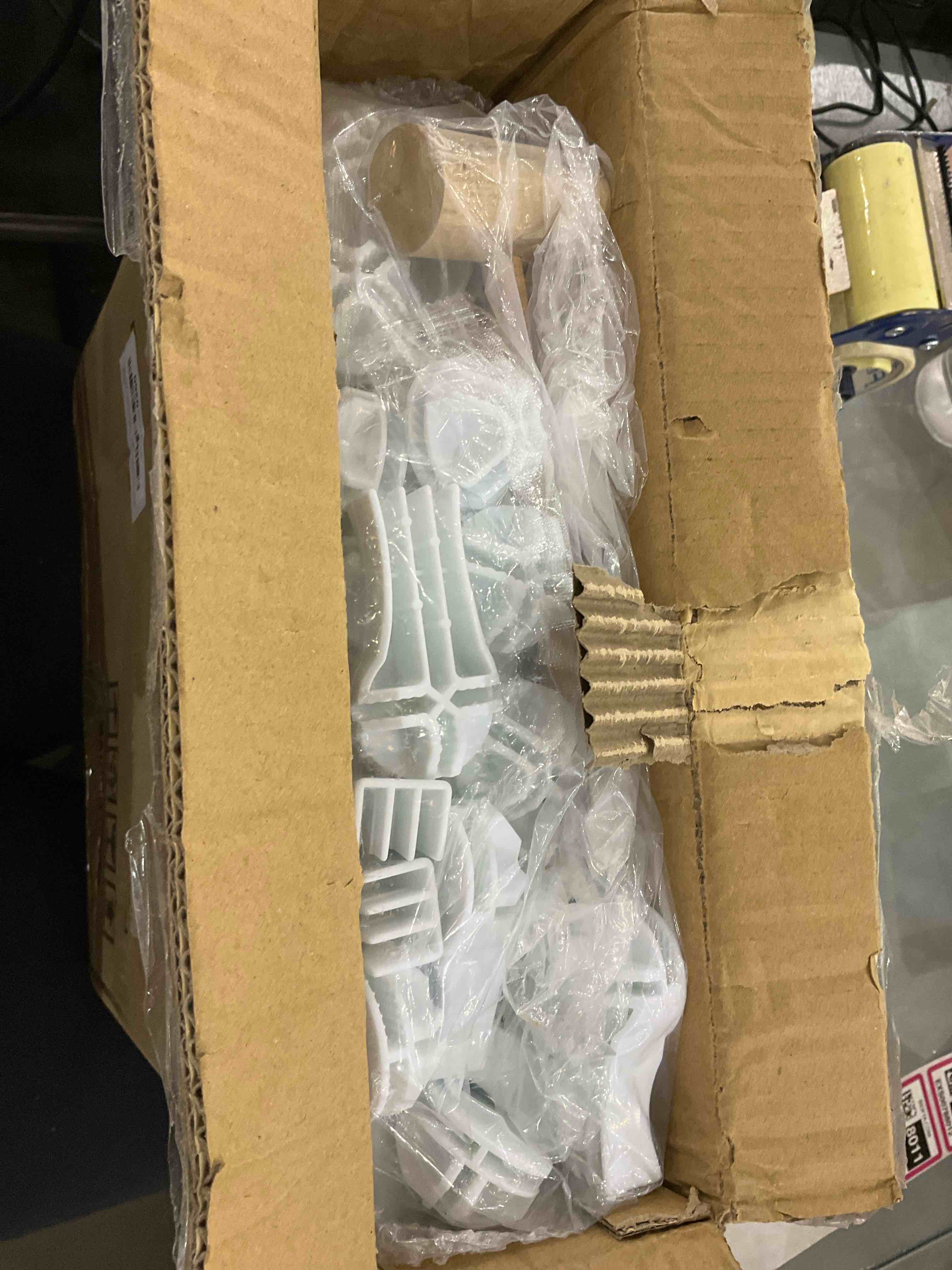 https://s3.amazonaws.com/lotting-images-prod/bidfta/EXS00788009_1701358740724.jpeg