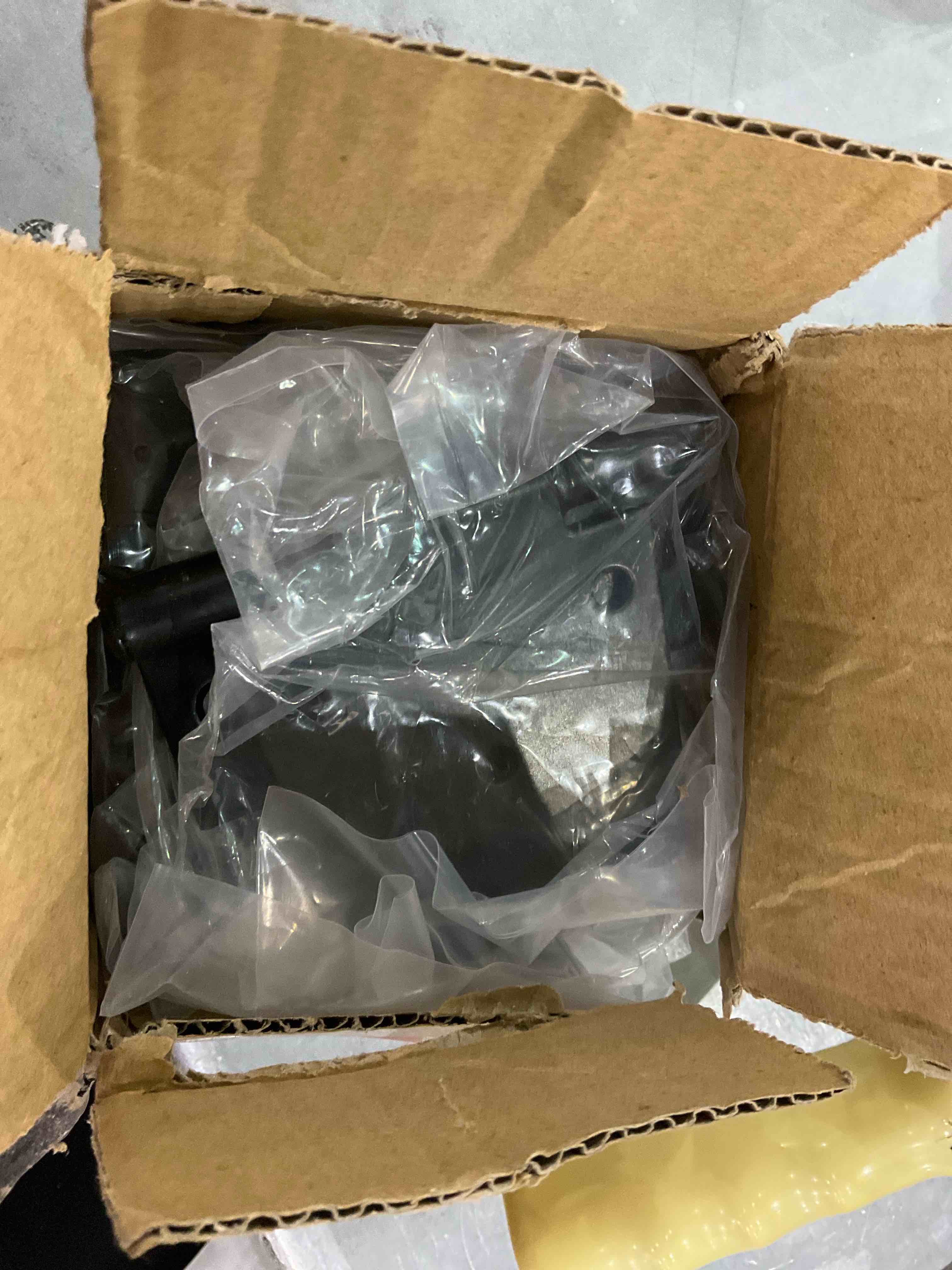 https://s3.amazonaws.com/lotting-images-prod/bidfta/EXS00788242_1701449293279.jpeg