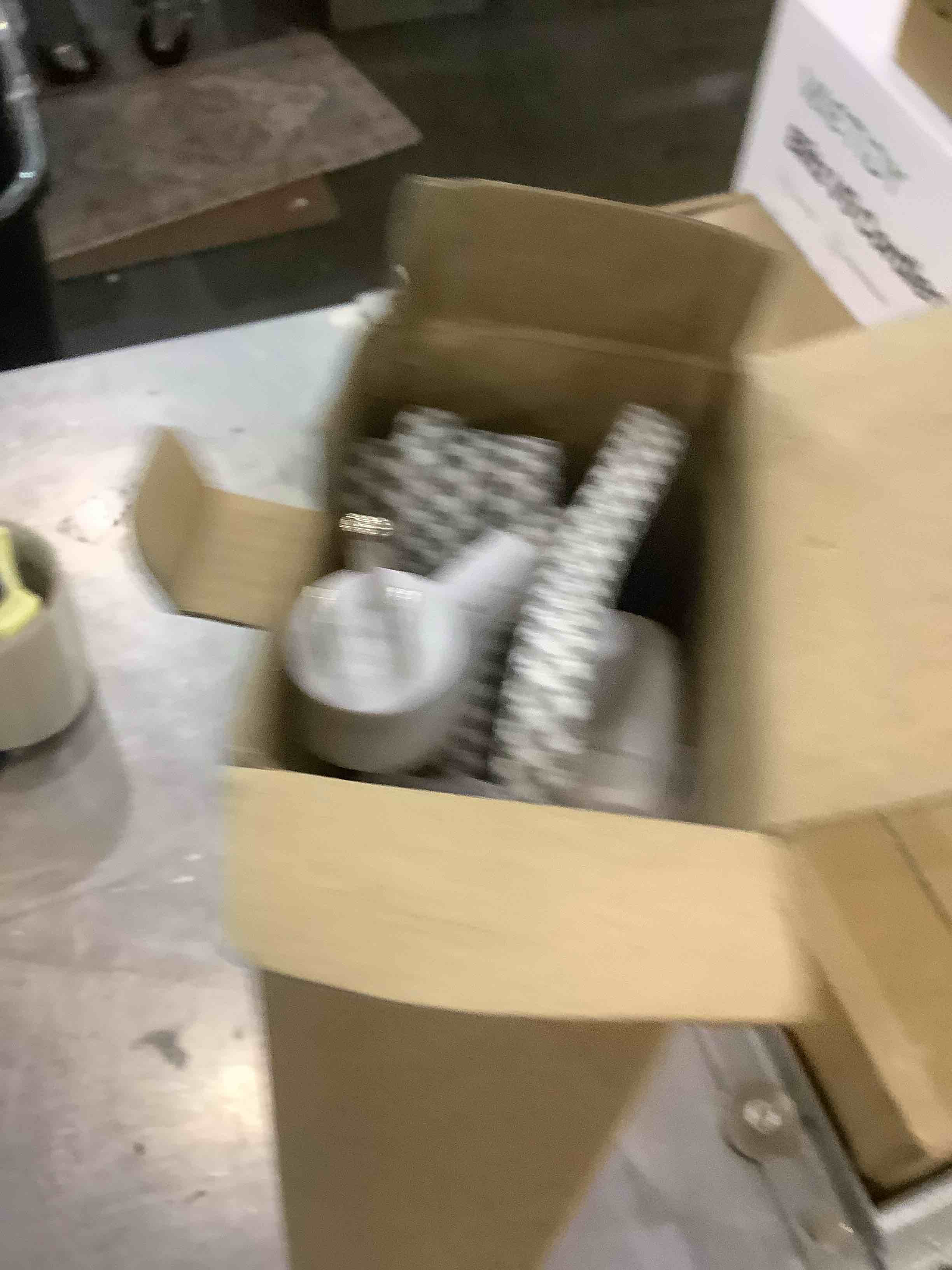 https://s3.amazonaws.com/lotting-images-prod/bidfta/EXS00790951_1702998579363.jpeg