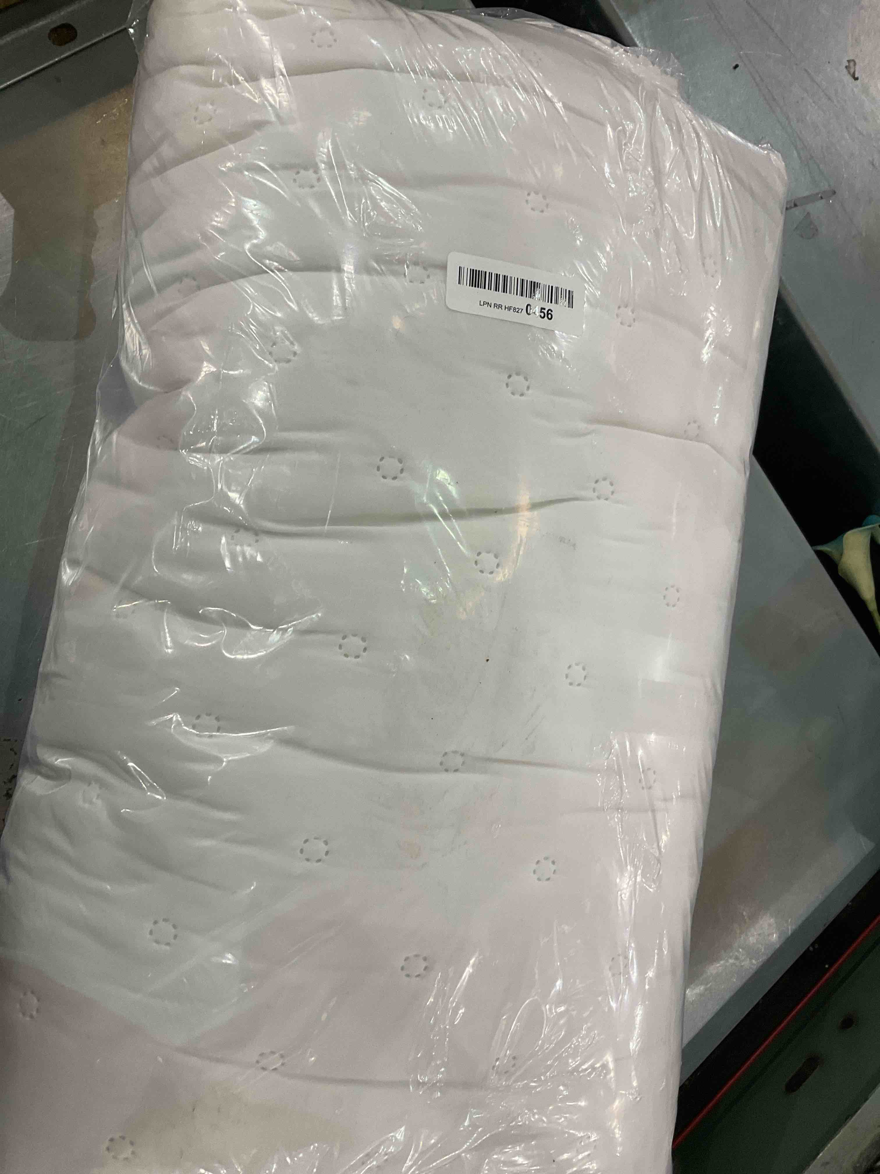 HIARUO 3-Piece King Quilt Set - Soft Warm Ultrasonic Reversible Pleated Ruffled Coverlet Bedspread Set (104 x 90 Inch) with 2 Pillow Sham (20 x 36 Inch), White