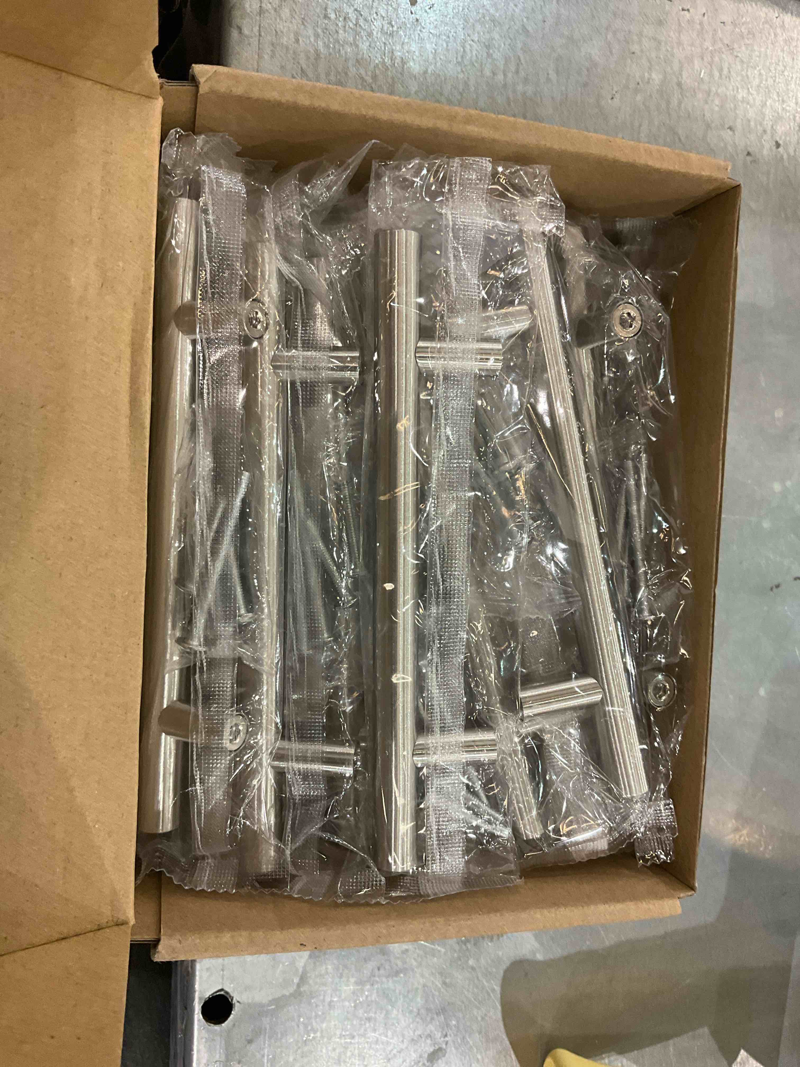 https://s3.amazonaws.com/lotting-images-prod/bidfta/EXS00796610_1701791172904.jpeg