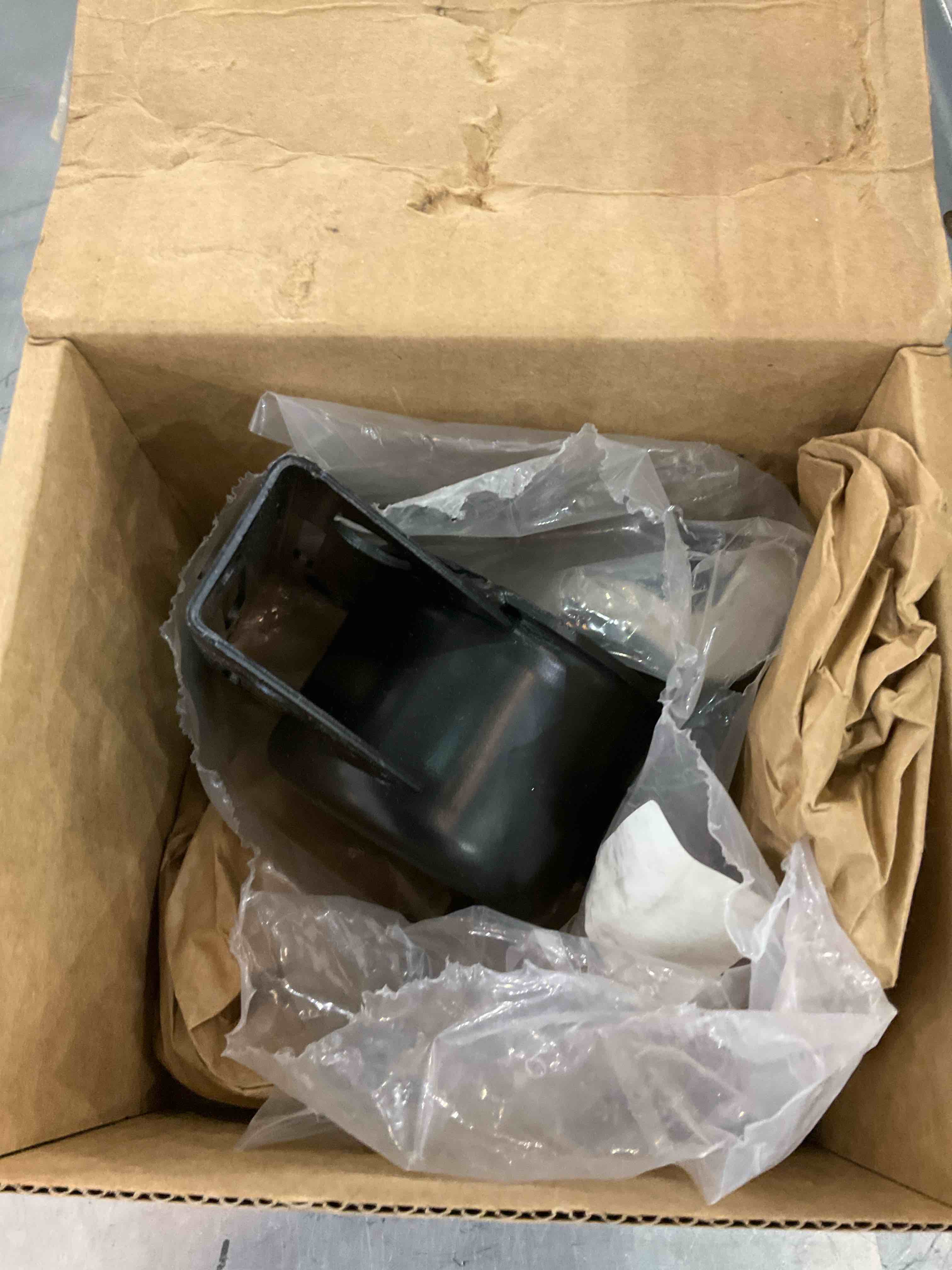 https://s3.amazonaws.com/lotting-images-prod/bidfta/EXS00798154_1701973583952.jpeg
