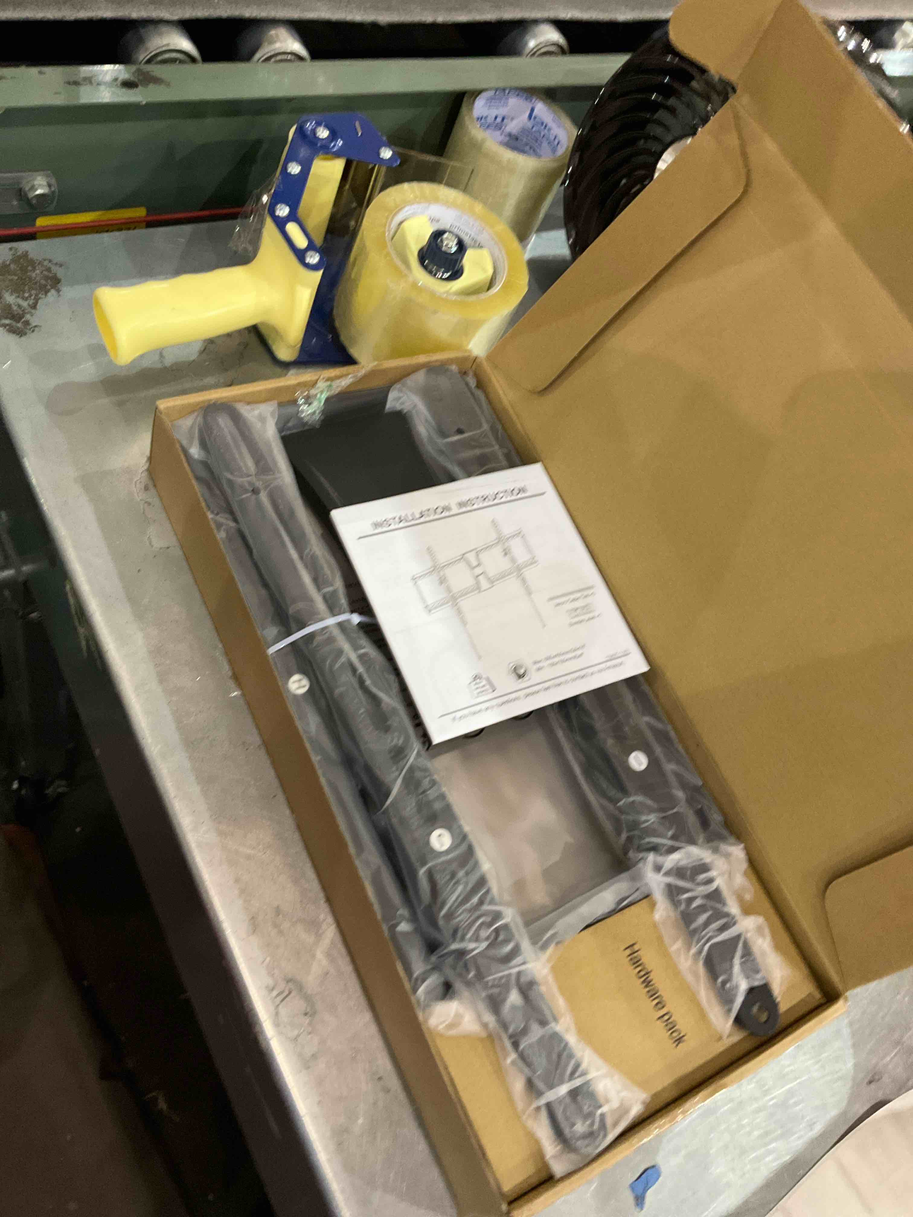 https://s3.amazonaws.com/lotting-images-prod/bidfta/EXS00813563_1698324986911.jpeg