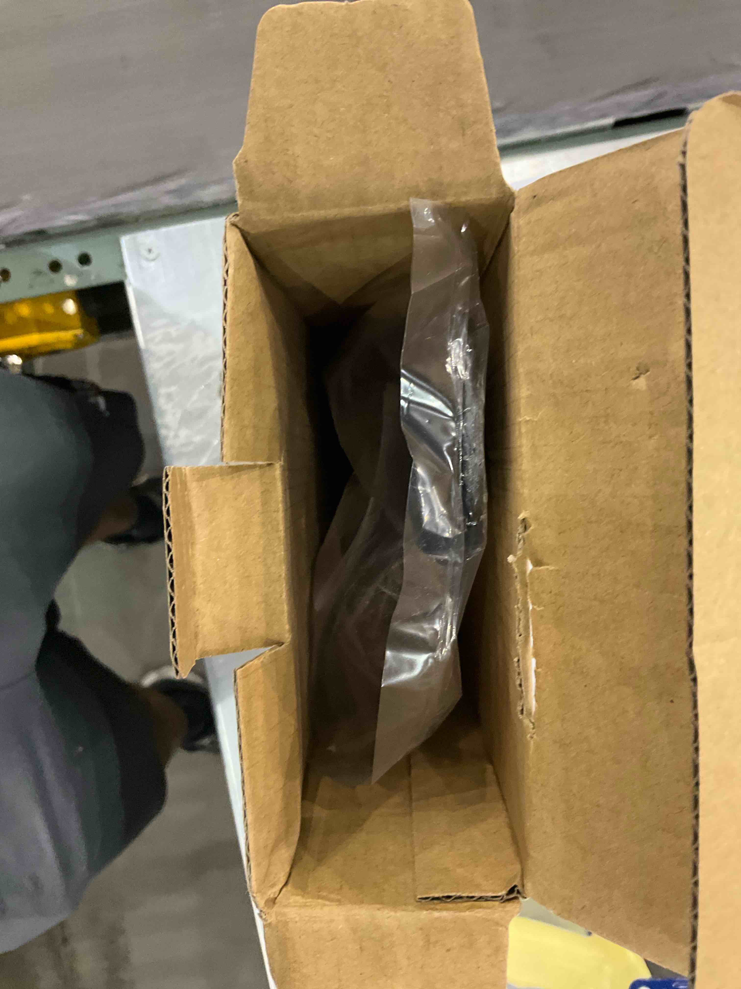 https://s3.amazonaws.com/lotting-images-prod/bidfta/EXS00814579_1698408077561.jpeg