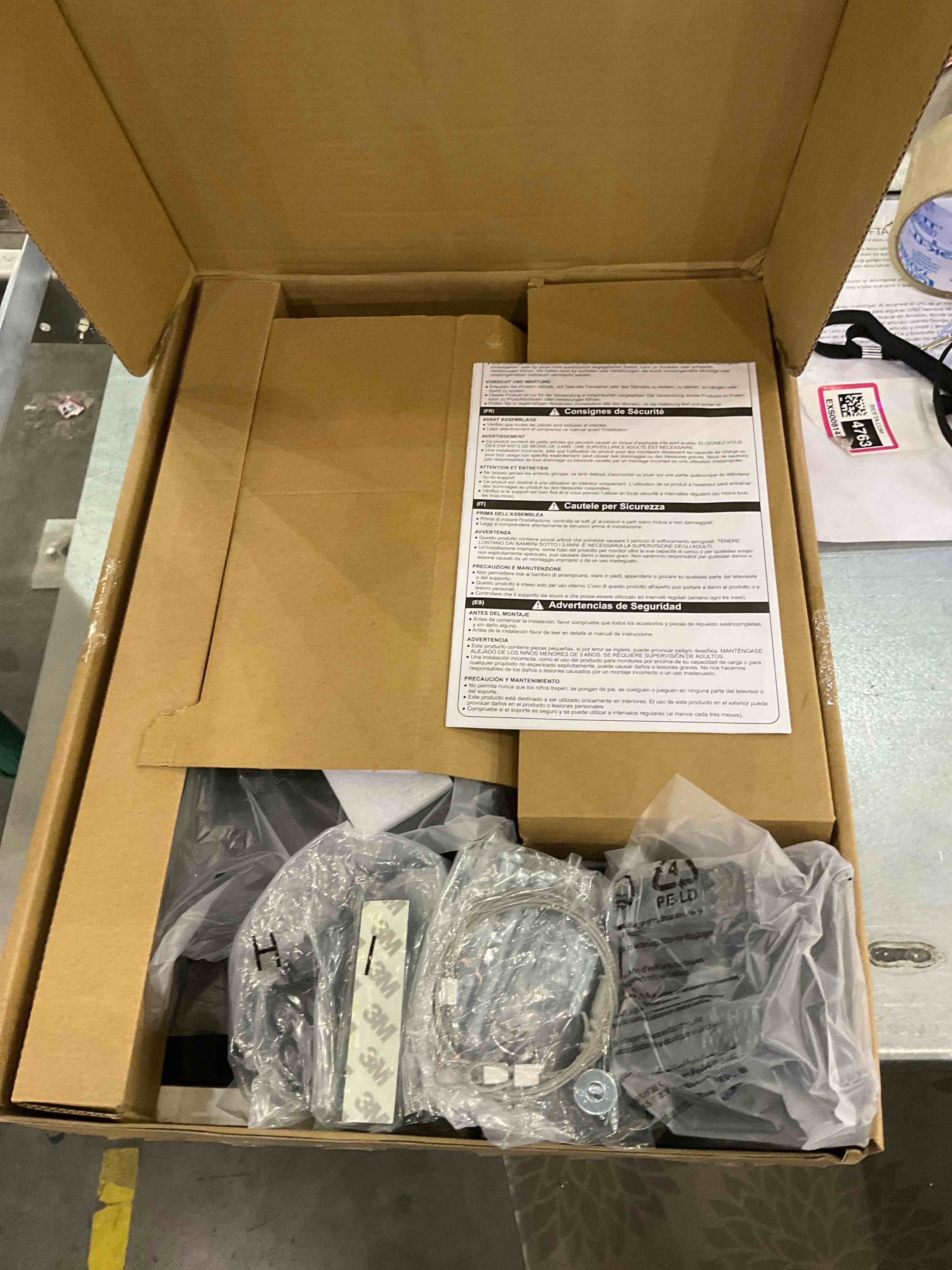 https://s3.amazonaws.com/lotting-images-prod/bidfta/EXS00814801_1698425934561.jpeg