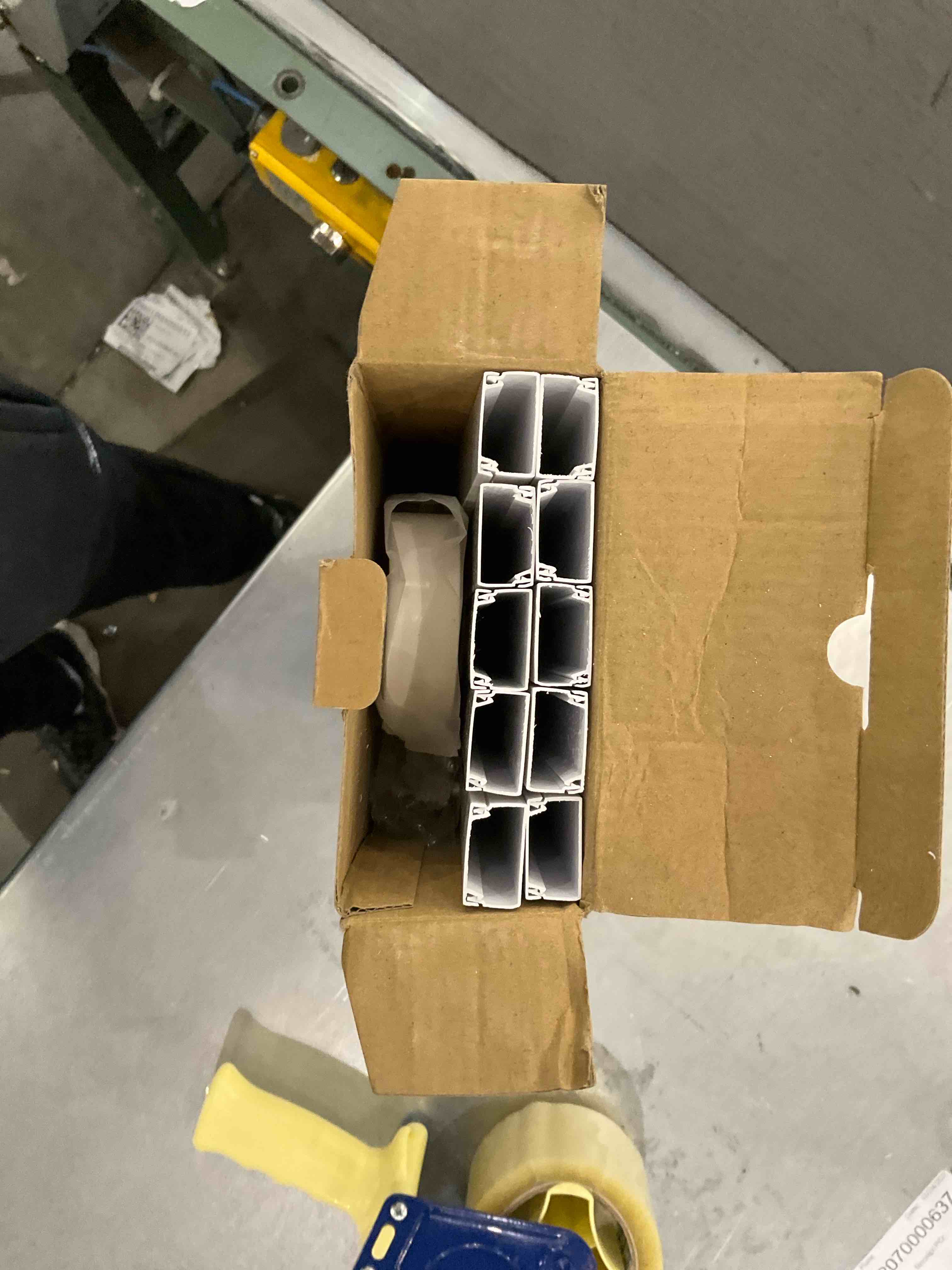 https://s3.amazonaws.com/lotting-images-prod/bidfta/EXS00818032_1698158635046.jpeg